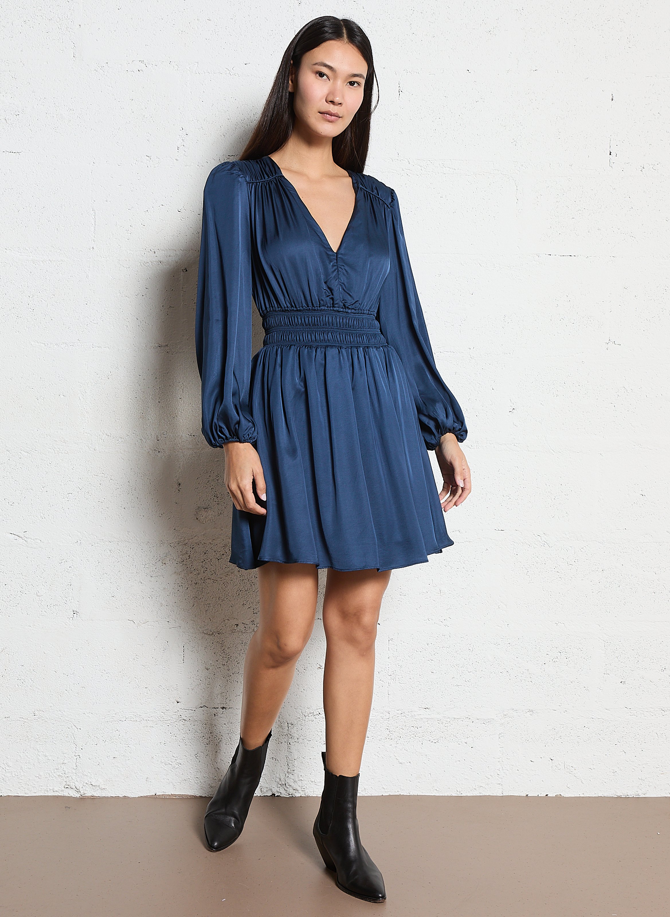 Robe courte cintrée col V en satin BERENICE Bleu