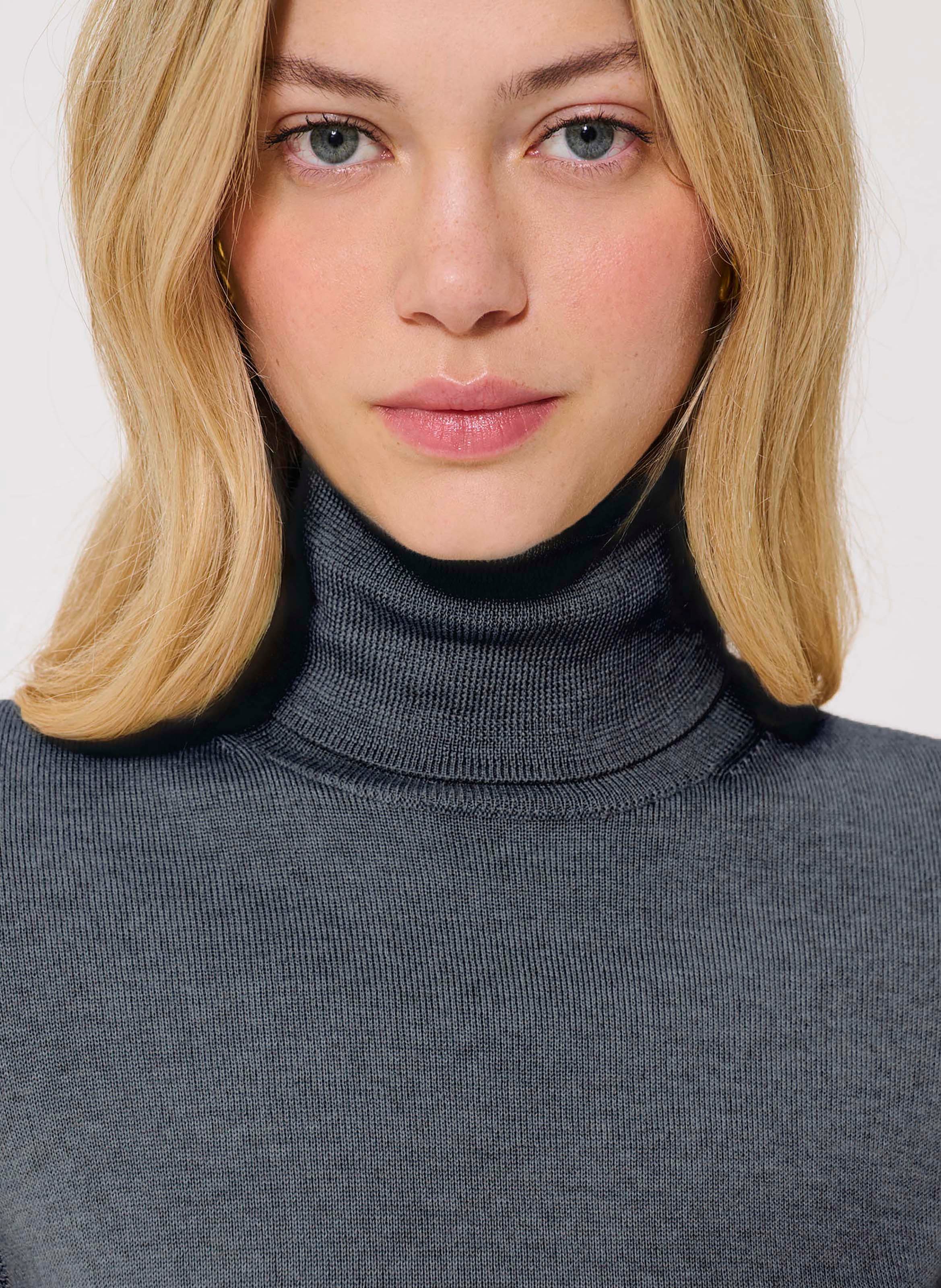 Pull moulant col roulé en laine TARA JARMON Gris