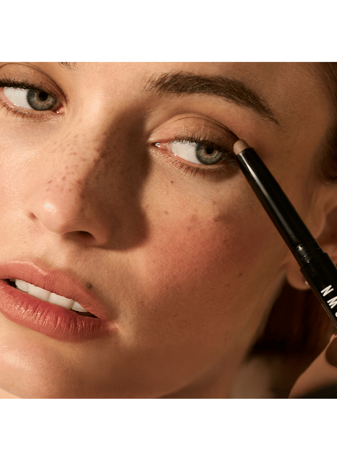 Überraschung für die Augen Holiday Cracker - Set mit langanhaltenden Creme-Lidschatten-Stiften BOBBI BROWN Bellini
