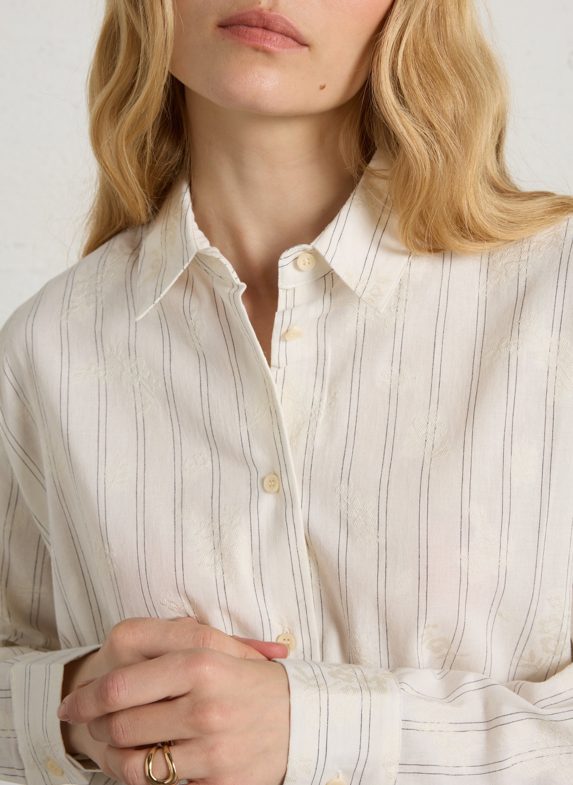 Gerade geschnittene Hemdbluse mit klassischem Kragen, bedruckt mit Baumwollvoile. SACRECOEUR Beige