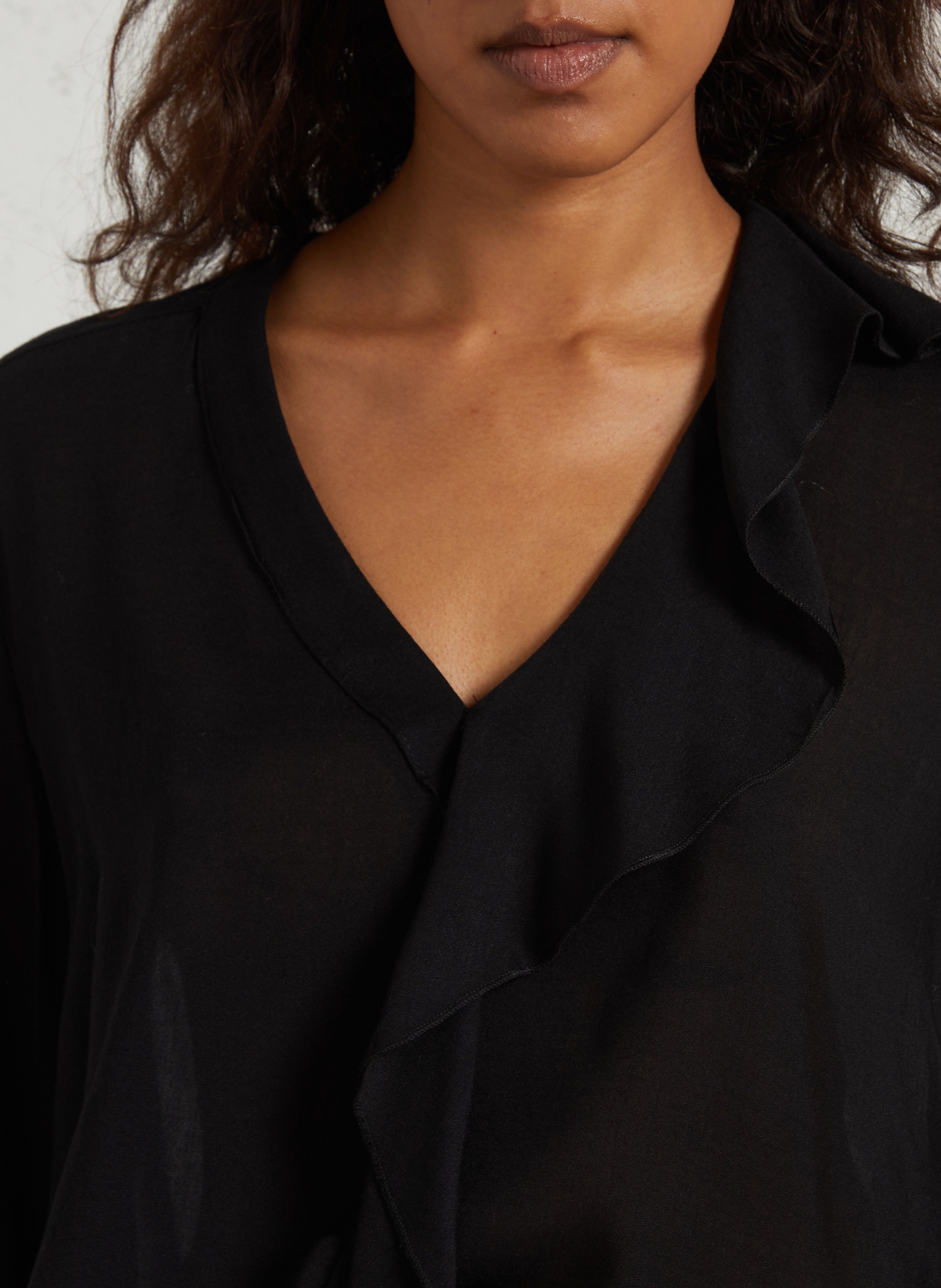 Bluse mit Volant am V-Ausschnitt PLEASE Schwarz