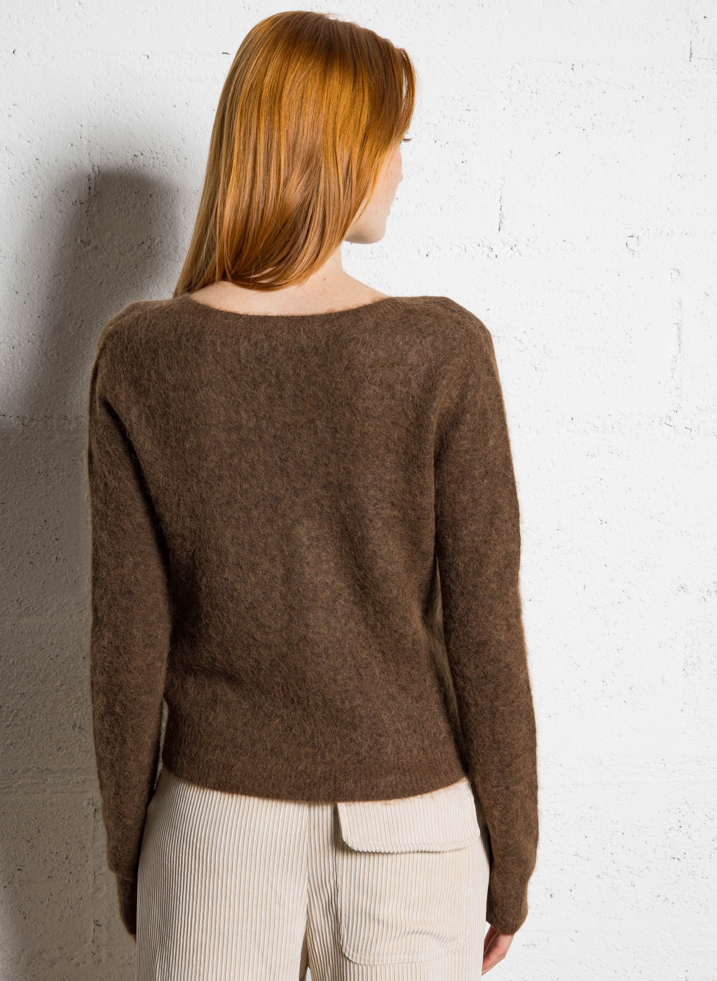 Pull col V ajusté uni en laine mélangée AMERICAN VINTAGE Marron