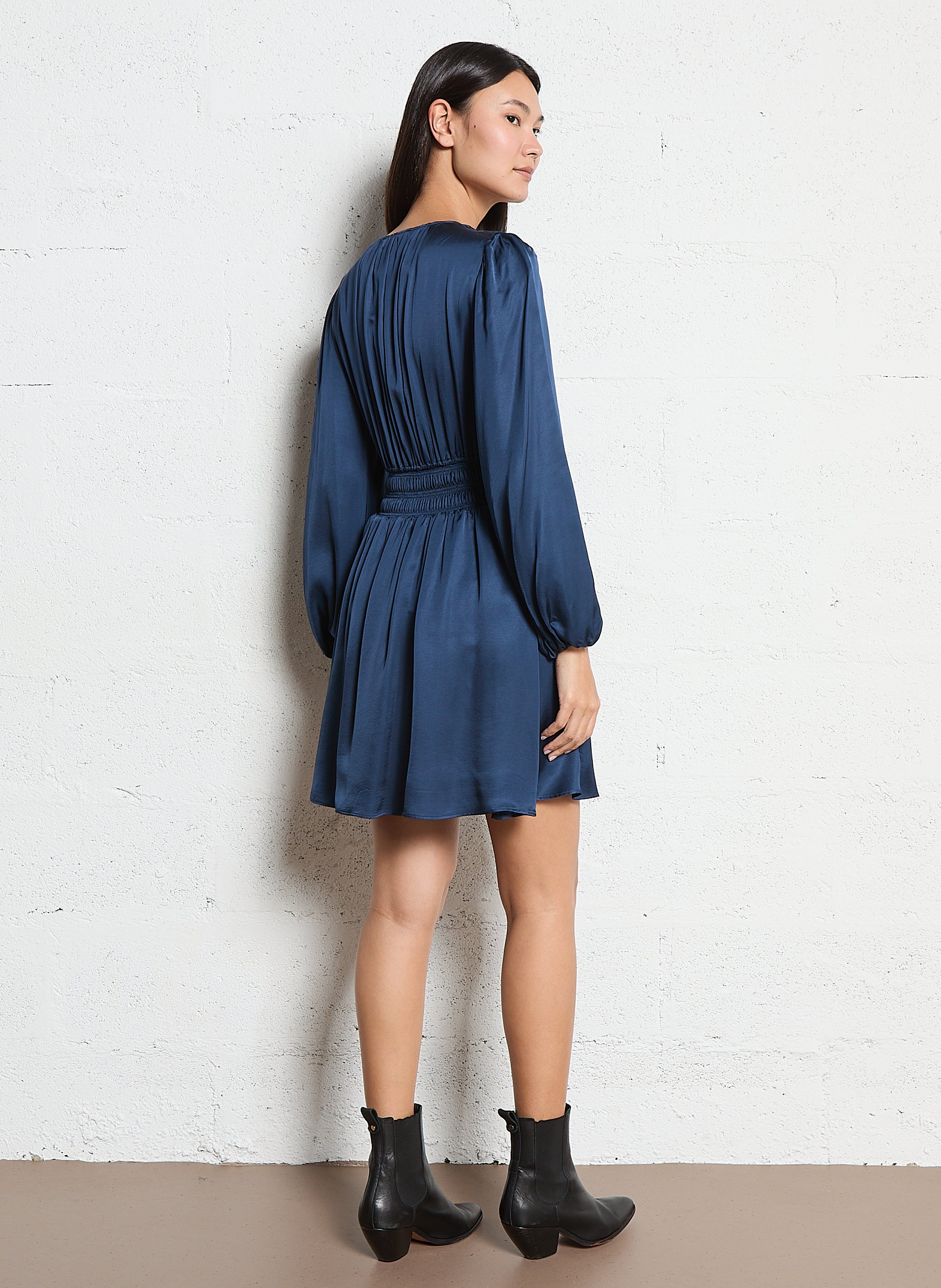 Robe courte cintrée col V en satin BERENICE Bleu