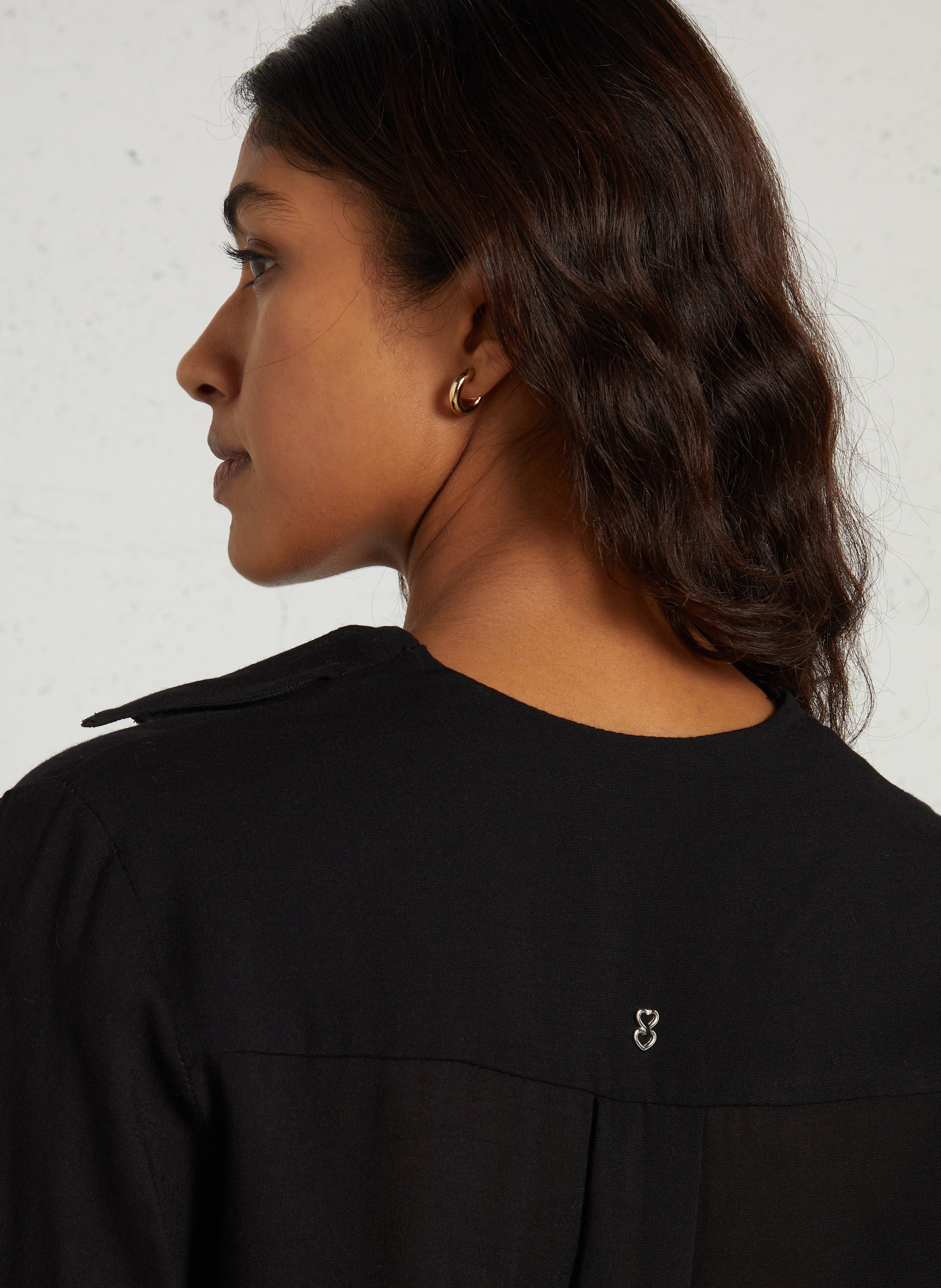 Bluse mit Volant am V-Ausschnitt PLEASE Schwarz