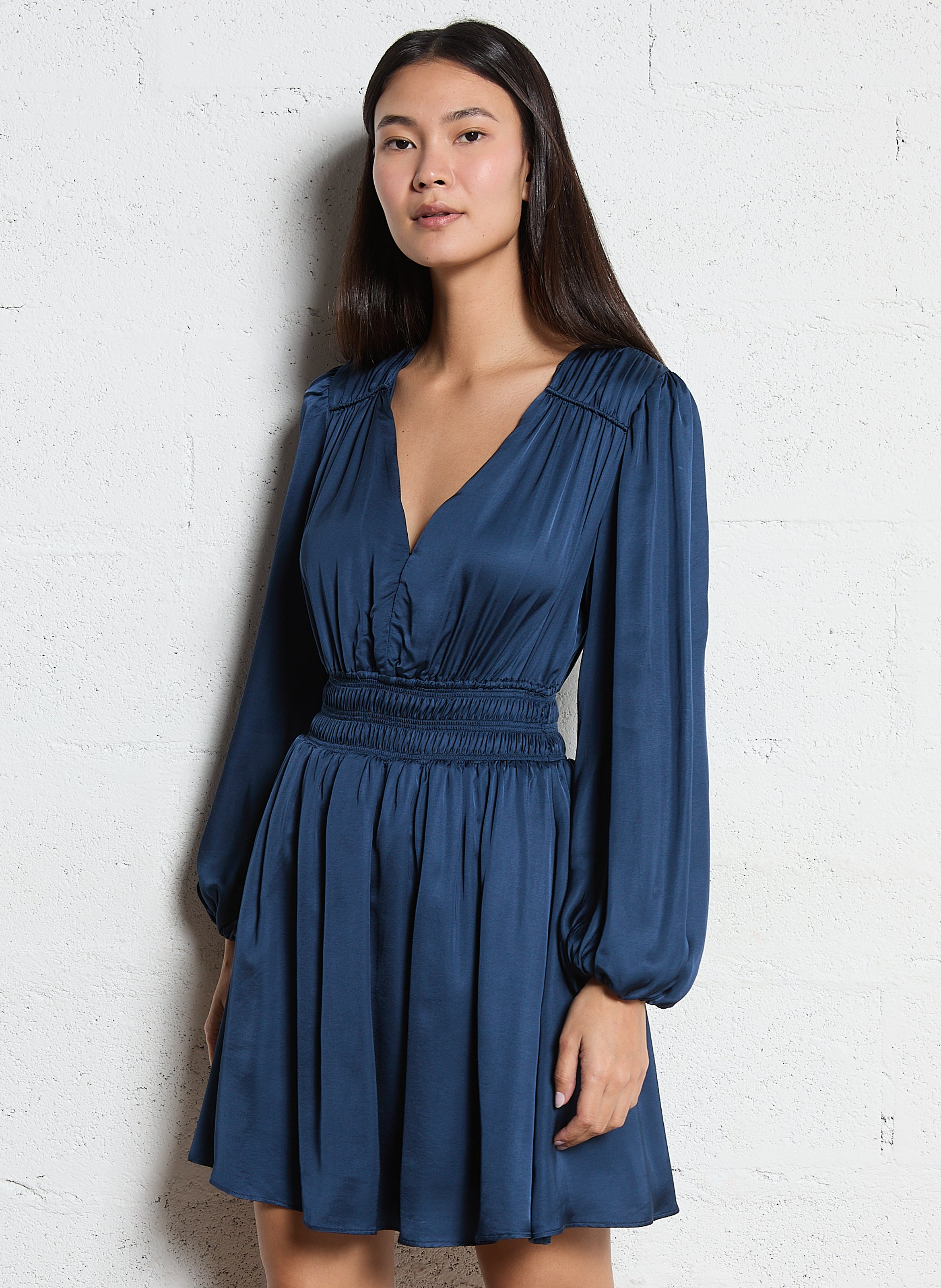 Kurzes tailliertes Satinkleid mit V-Ausschnitt BERENICE