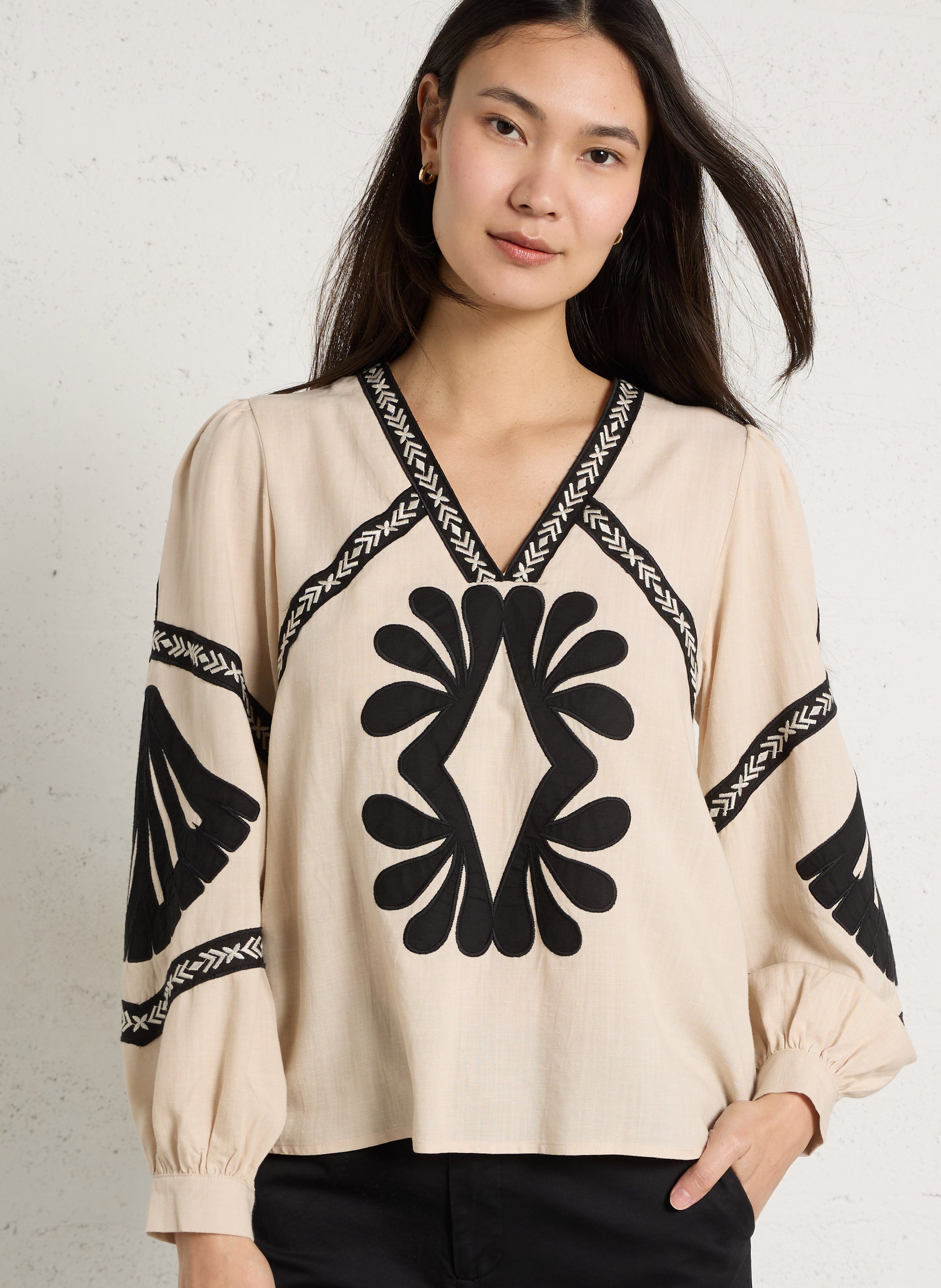 Blouse droite col V brodée LA PETITE ETOILE Beige