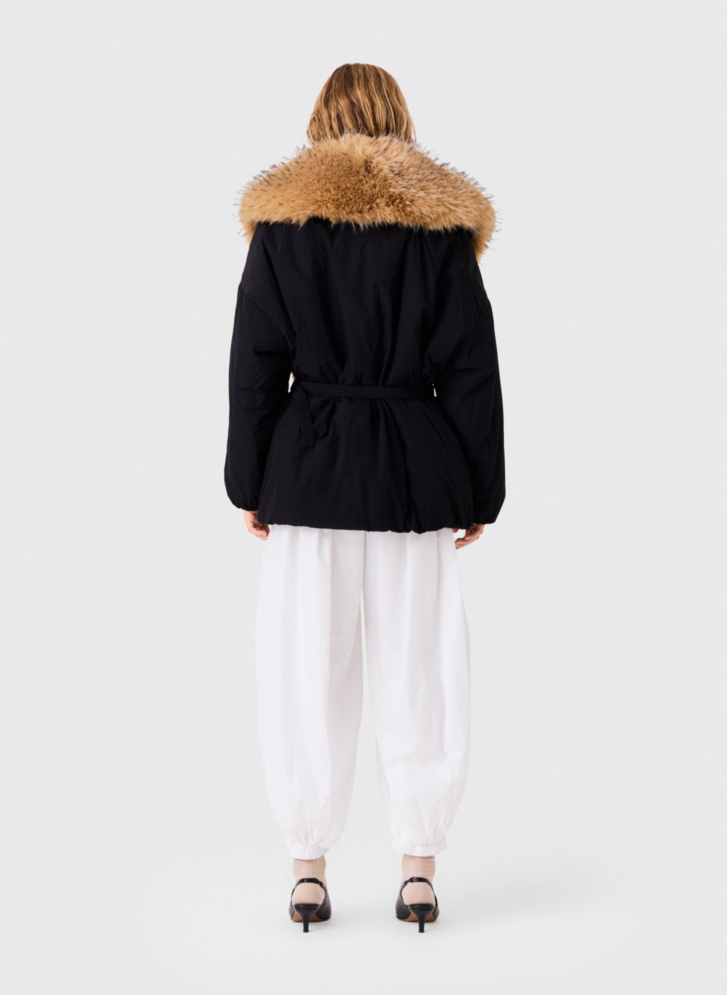 Manteau ceinturé à détail fausse fourrure MAJE Noir