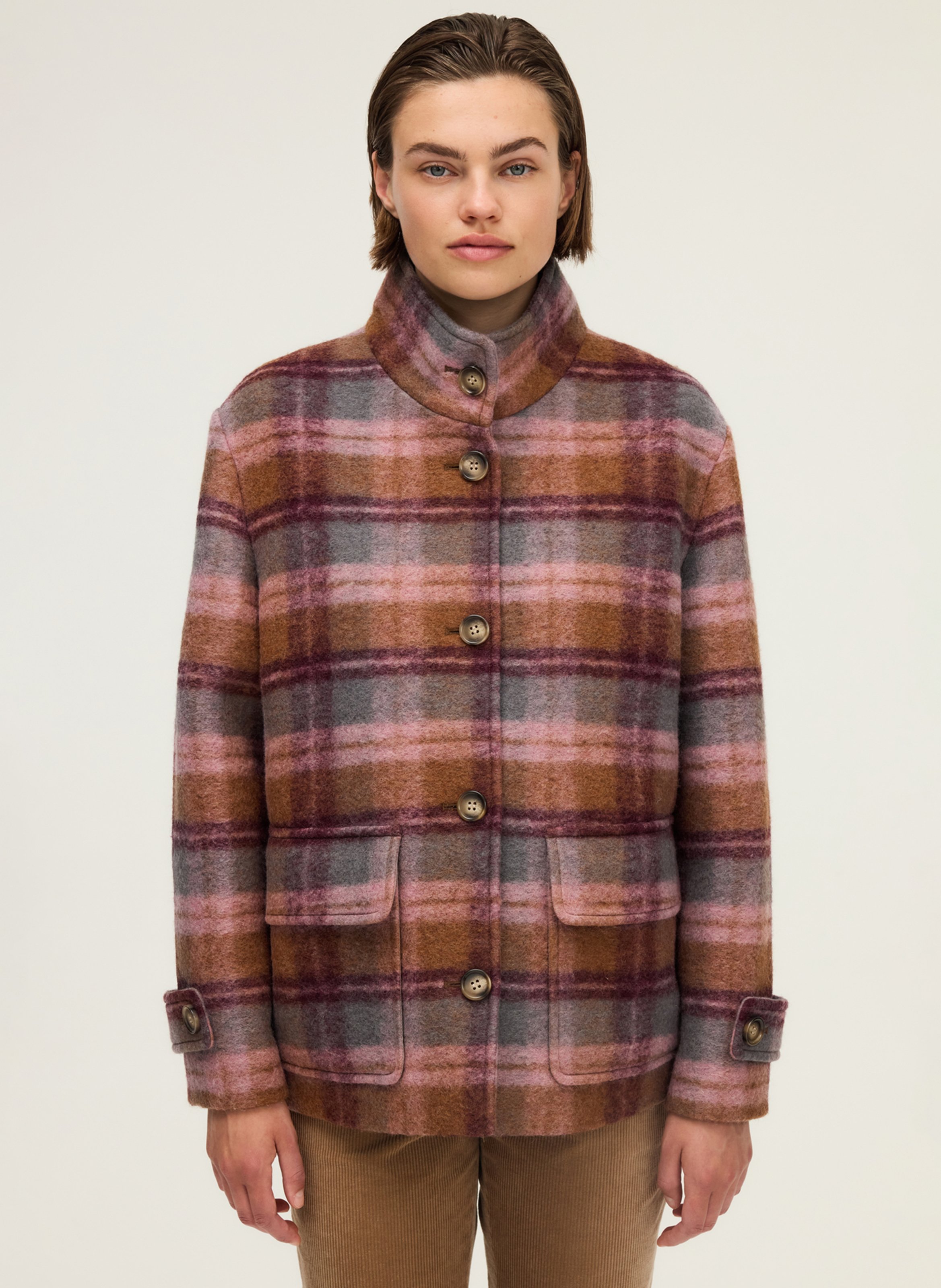 Wijde mantel met opstaande kraag en ruitjesprint Roze