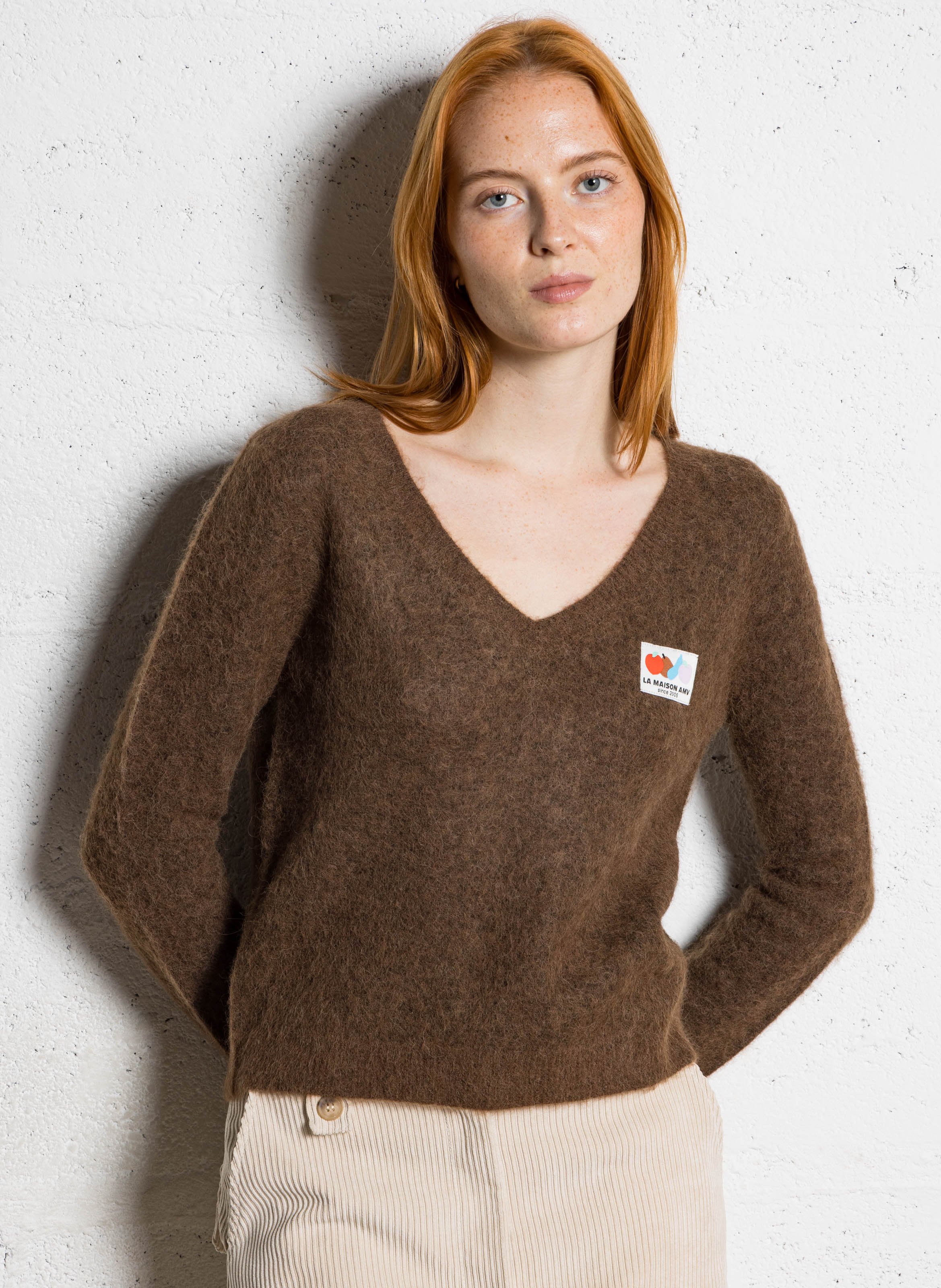 Pull col V ajusté uni en laine mélangée AMERICAN VINTAGE Marron