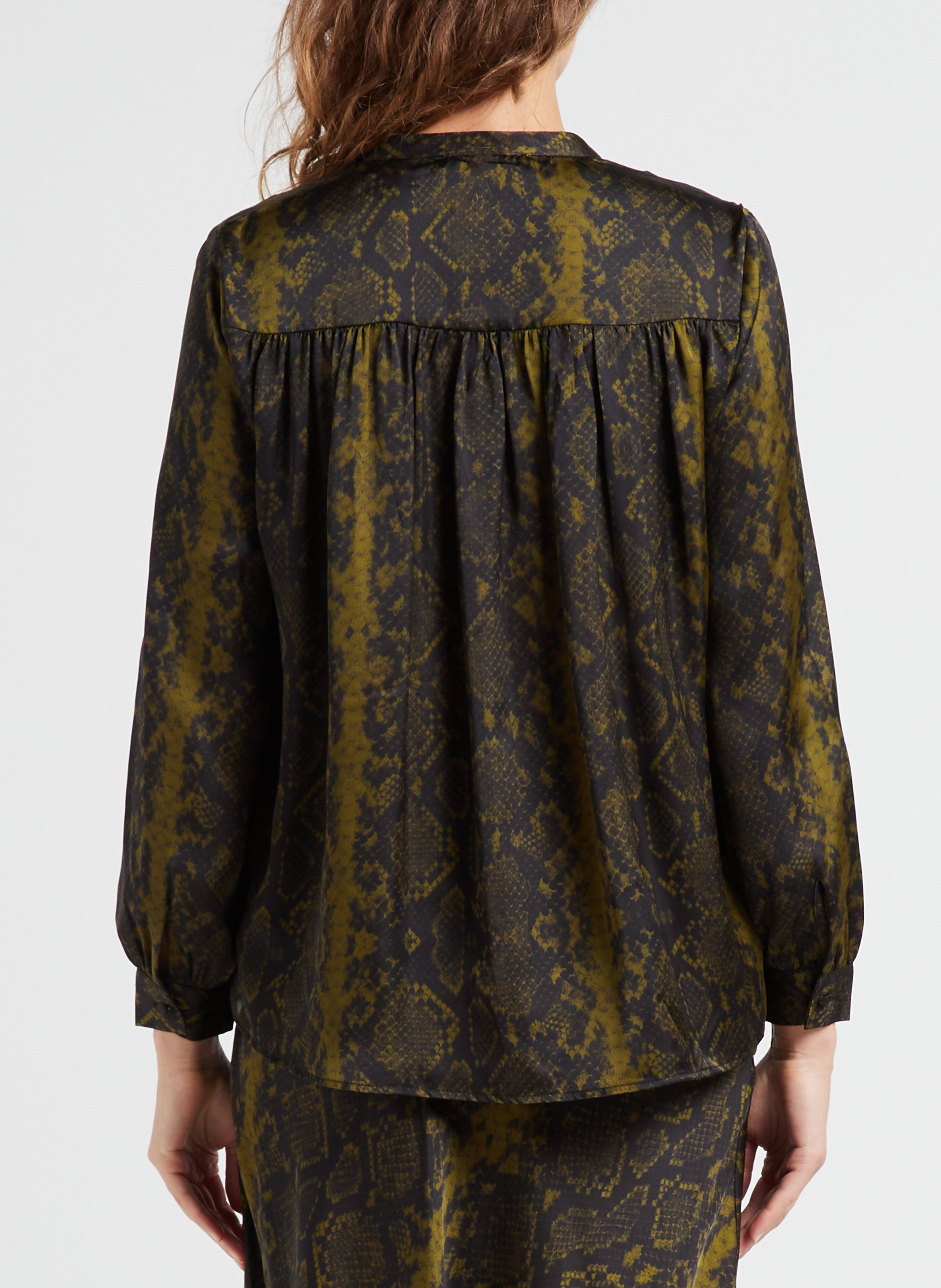 Satijnachtige blouse met hanleykraag LA PETITE ETOILE Zwart