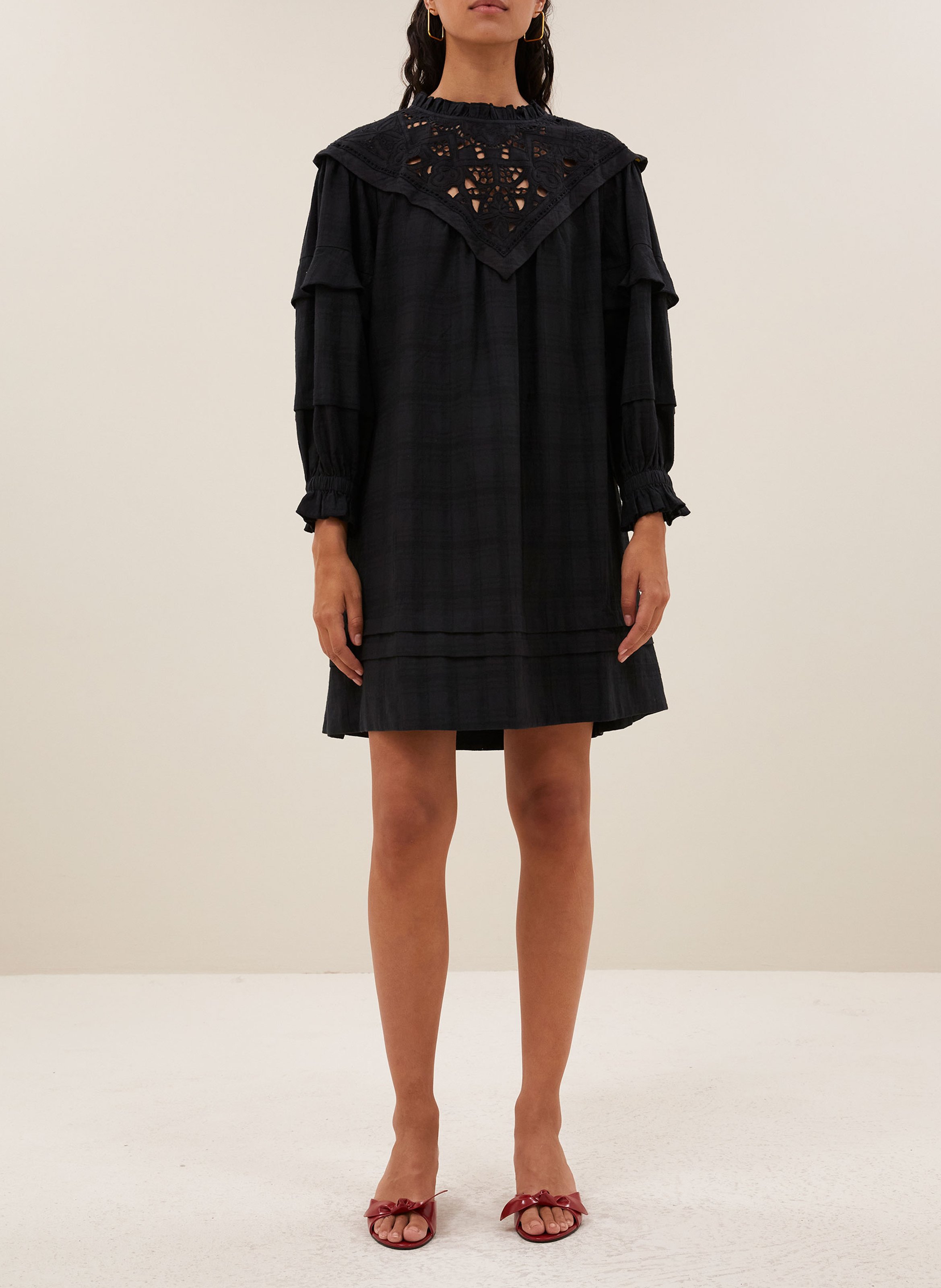 - Smalle strikschouderbandjes - Racerback - Wijd model - Fronsjes- 100% katoen- Gevoerd- Ruglengte: 94 cm. BY BAR Zwart