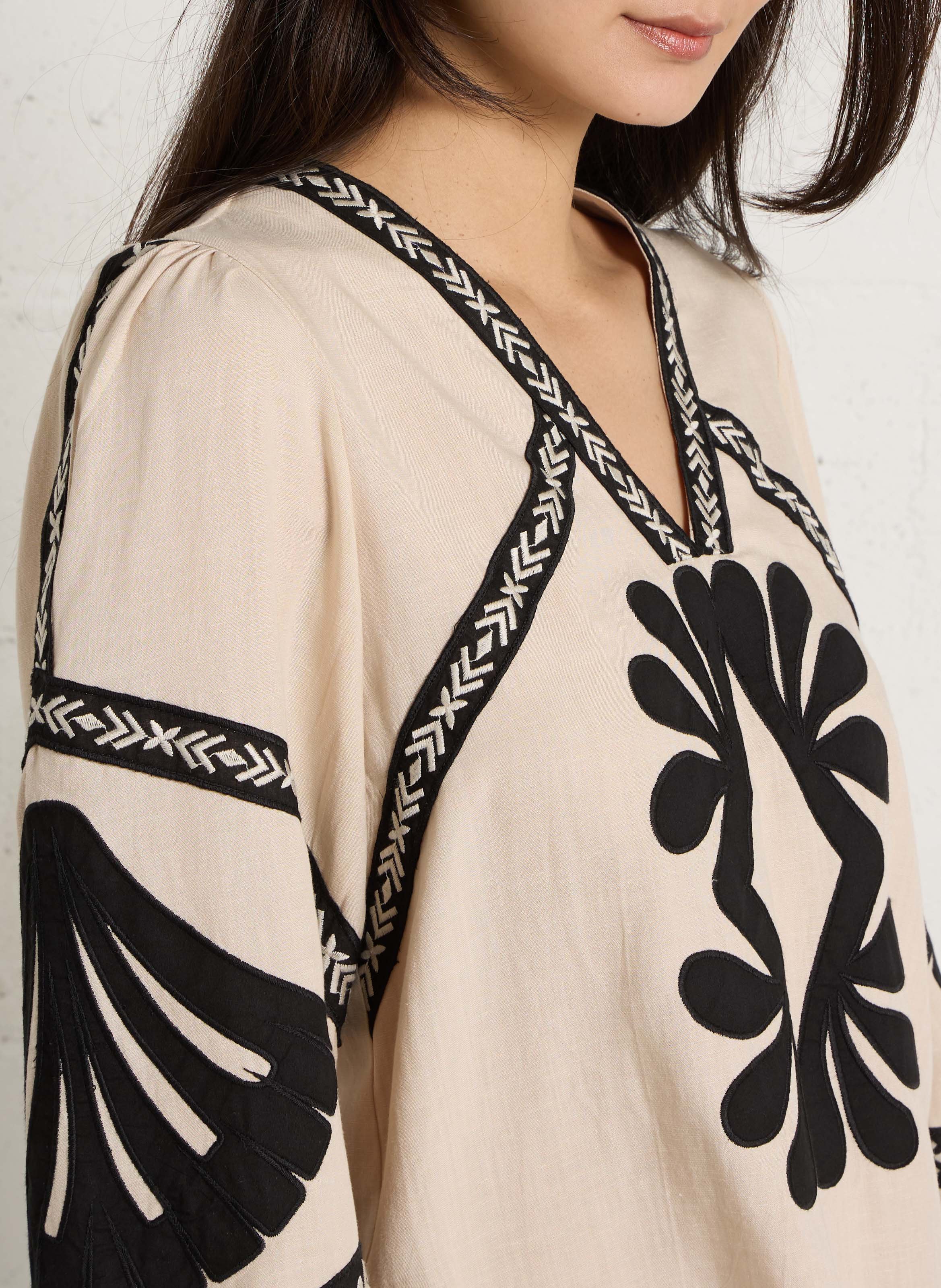 Blouse droite col V brodée LA PETITE ETOILE Beige