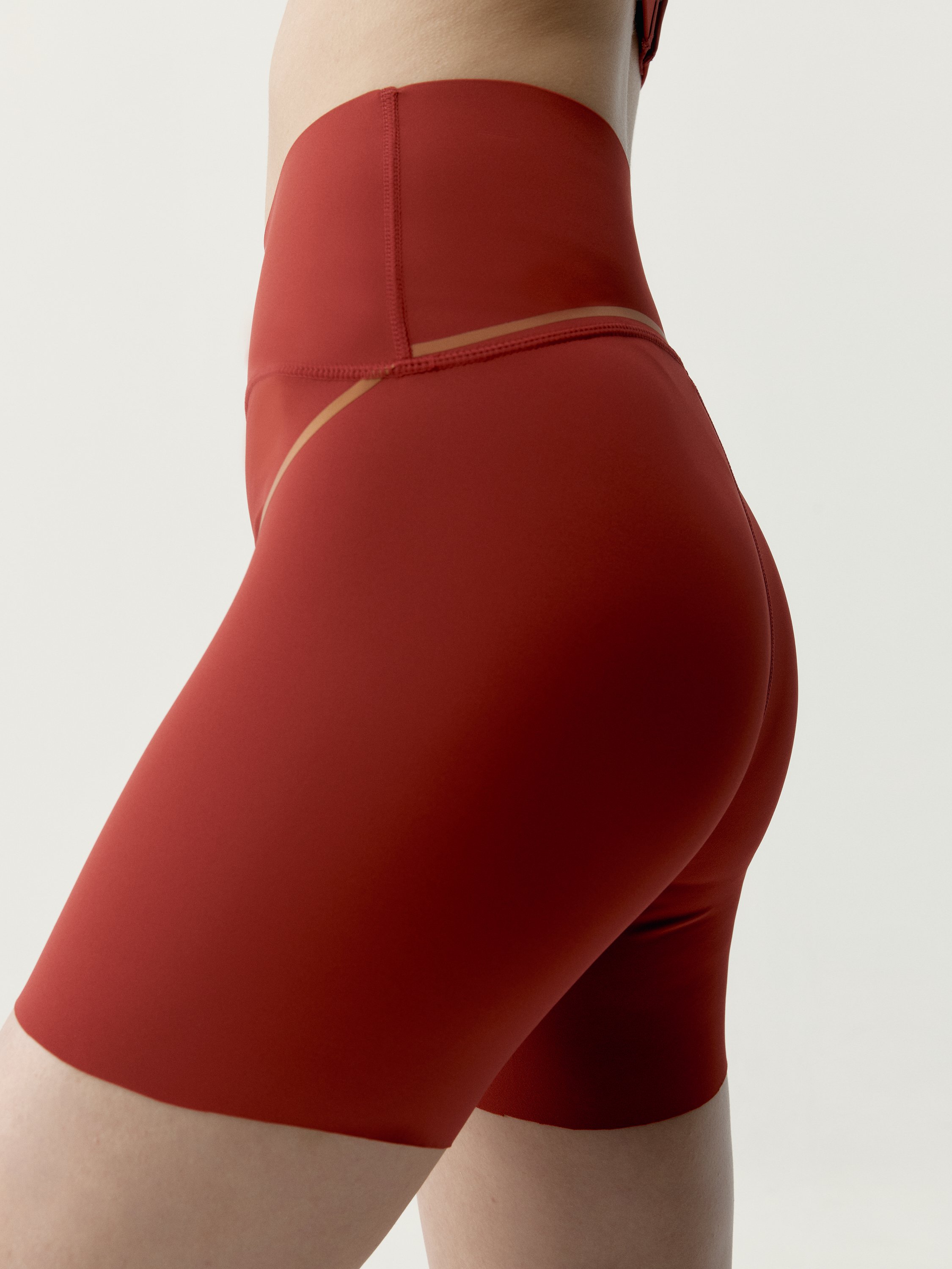 Performance sports short tight fitting black BORN Orange