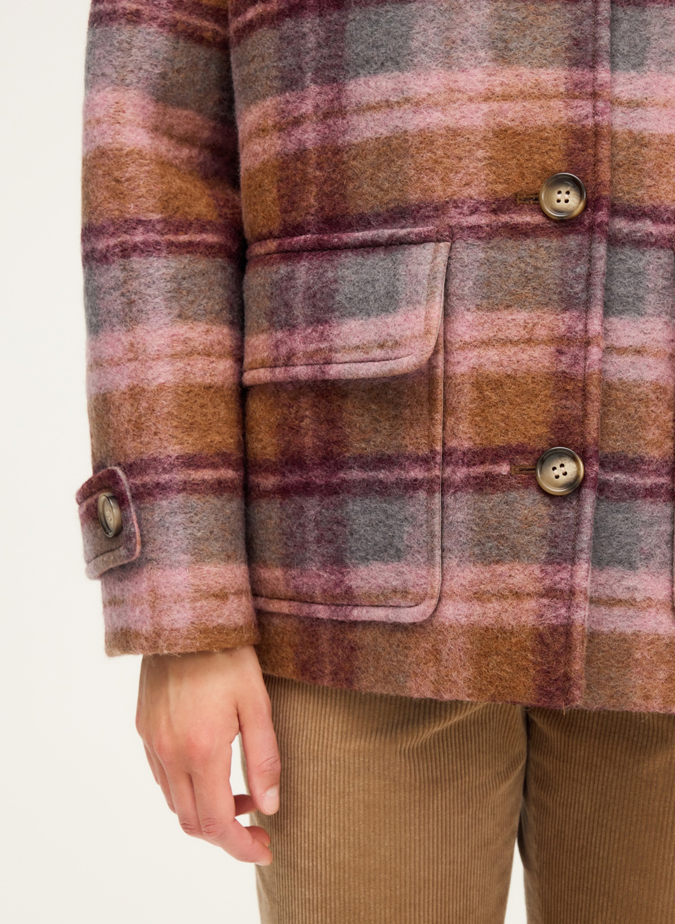 Wijde mantel met opstaande kraag en ruitjesprint Roze