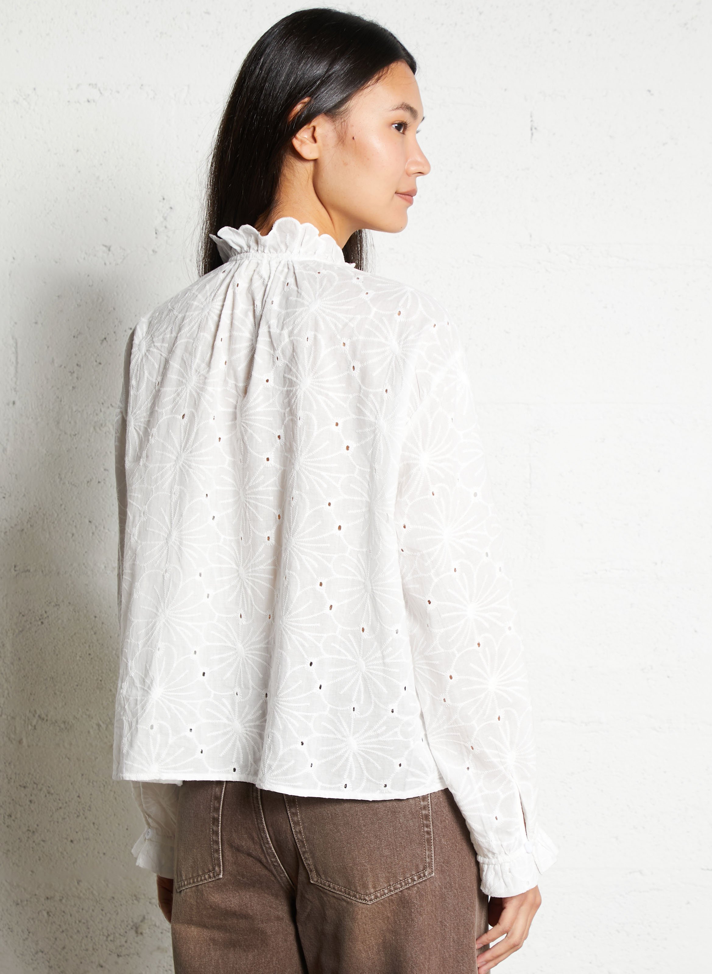 Gerade geschnittene Bluse mit rundem Ausschnitt aus bestickter Baumwolle THE KORNER Weiss