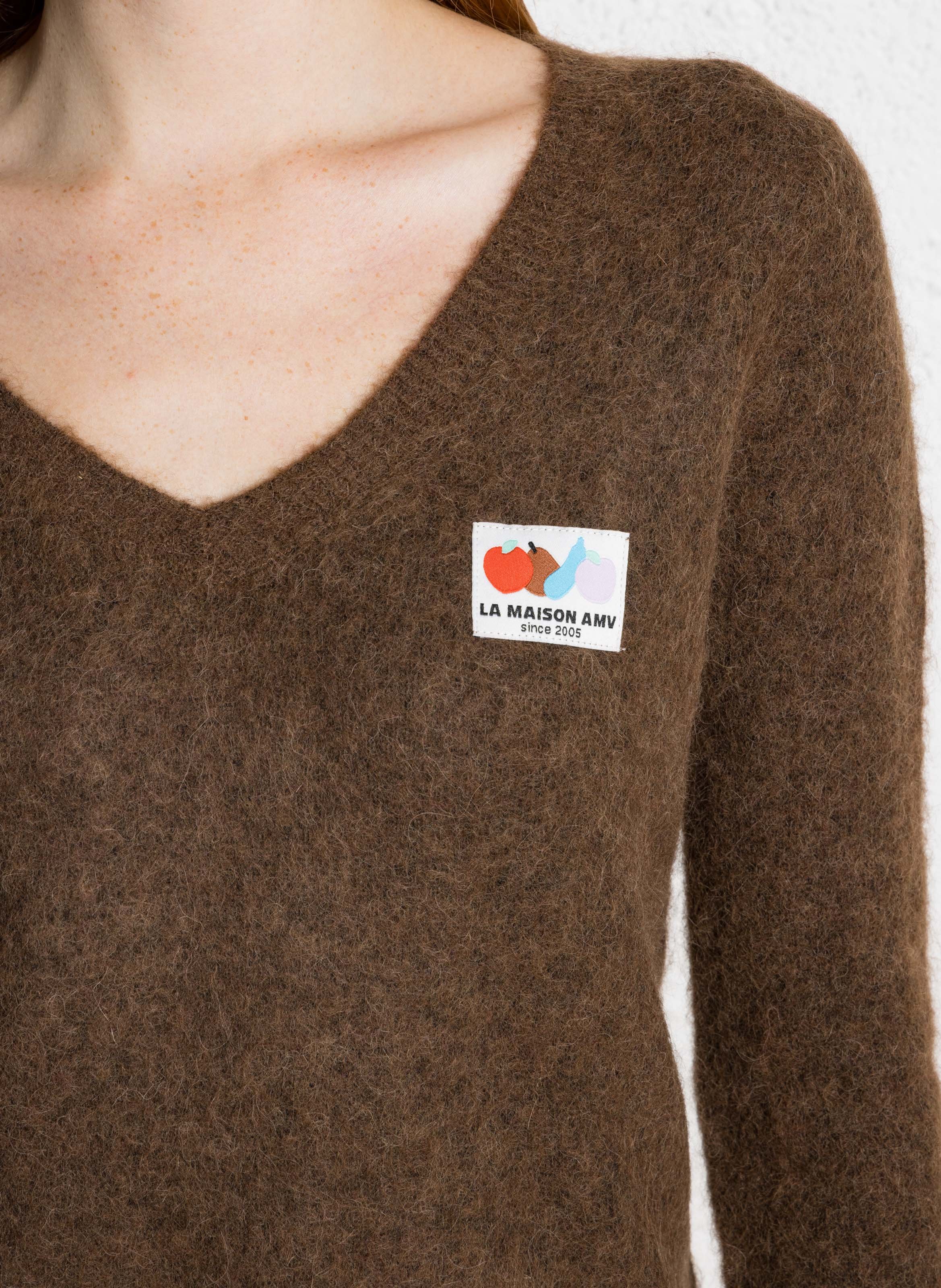 Pull col V ajusté uni en laine mélangée AMERICAN VINTAGE Marron