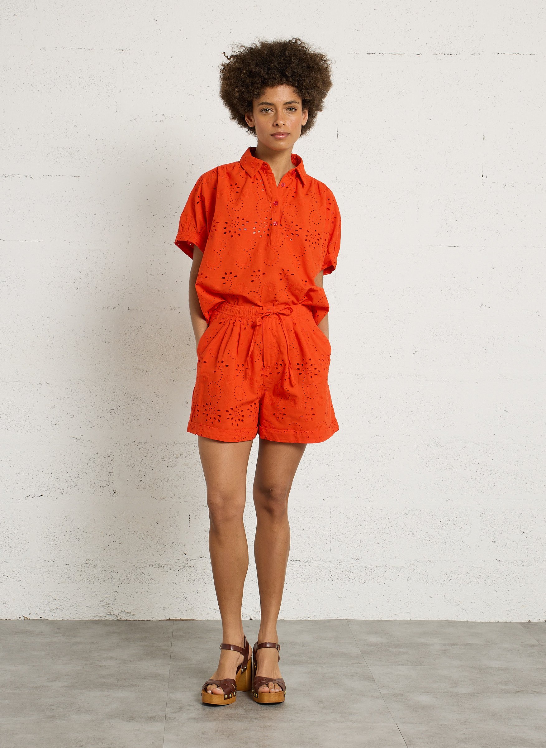 Top ample col classique en coton THE KORNER Rouge