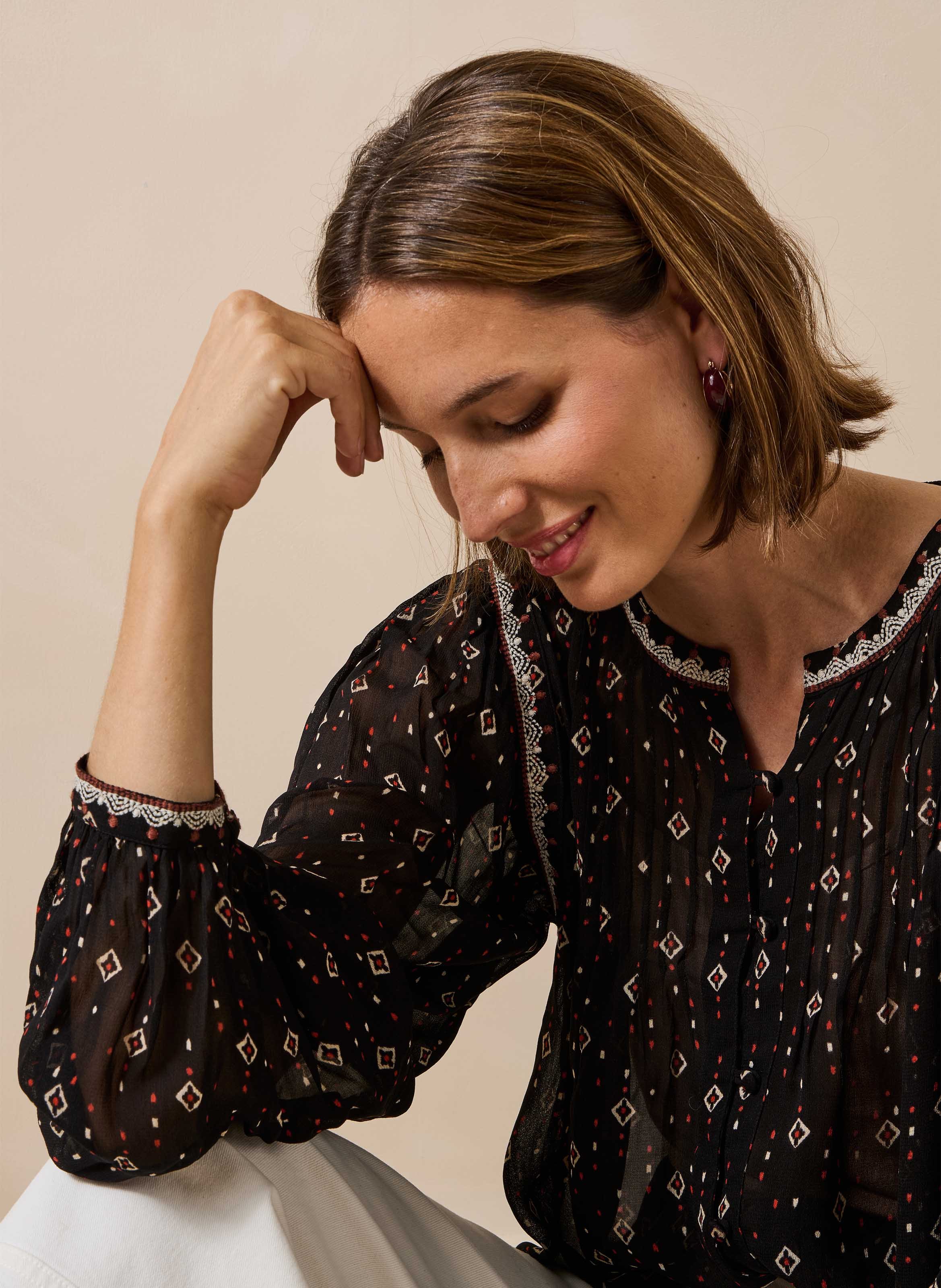 Wijdvallende blouse met grafische print LA FEE MARABOUTEE Zwart