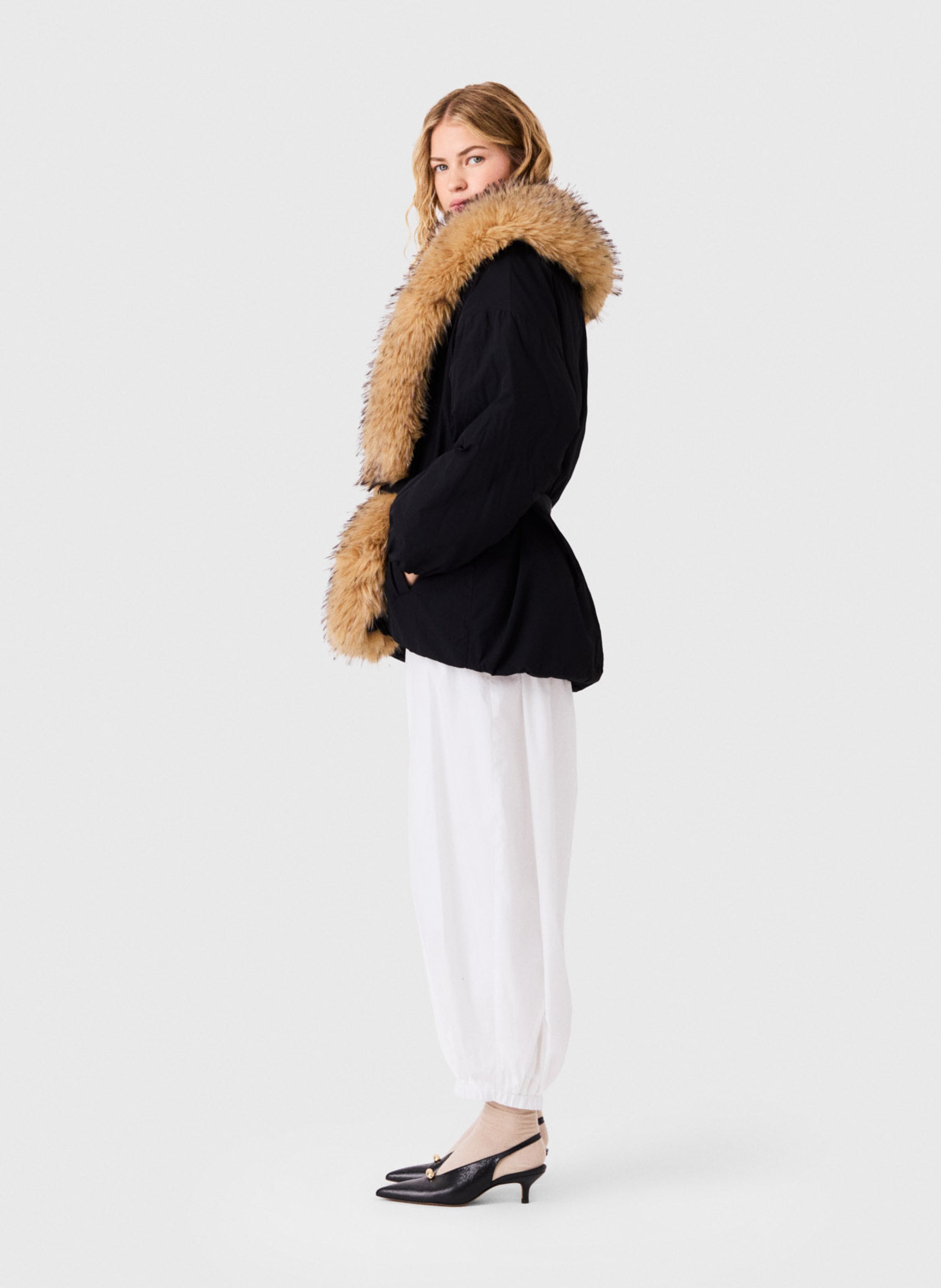 Manteau ceinturé à détail fausse fourrure MAJE Noir