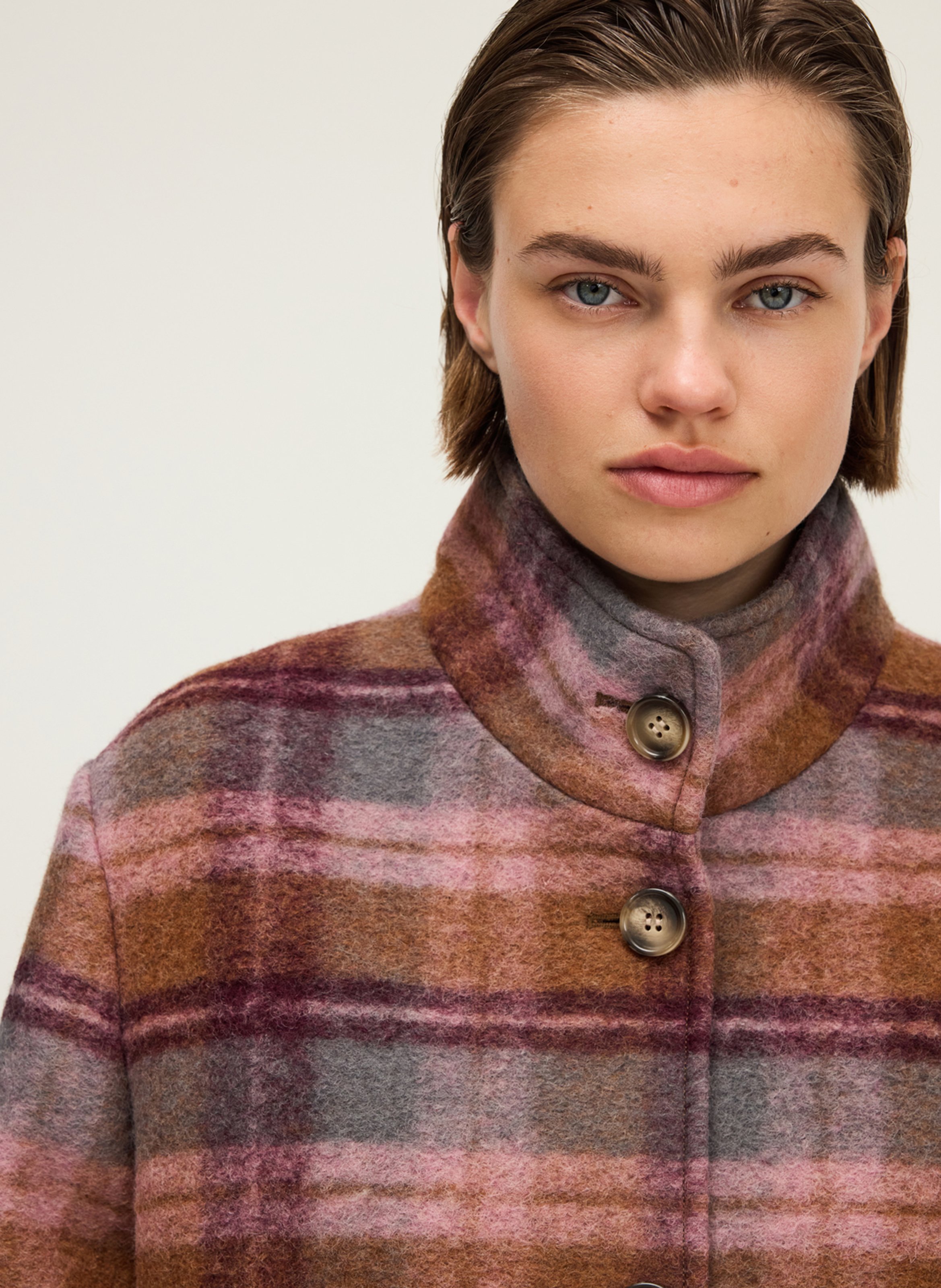 Wijde mantel met opstaande kraag en ruitjesprint Roze