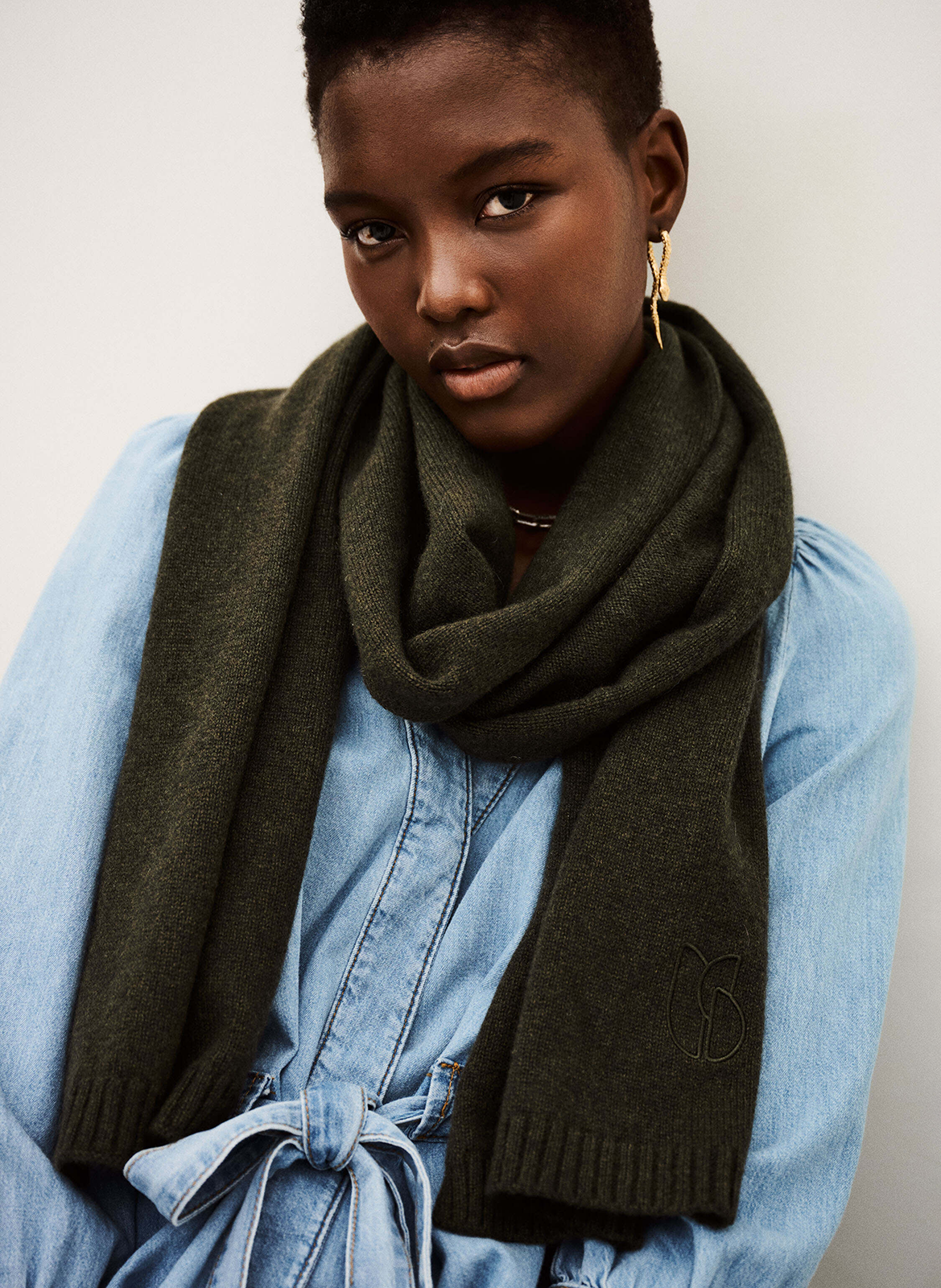 Echarpe unie à logo brodé en cachemire BA&SH Kaki