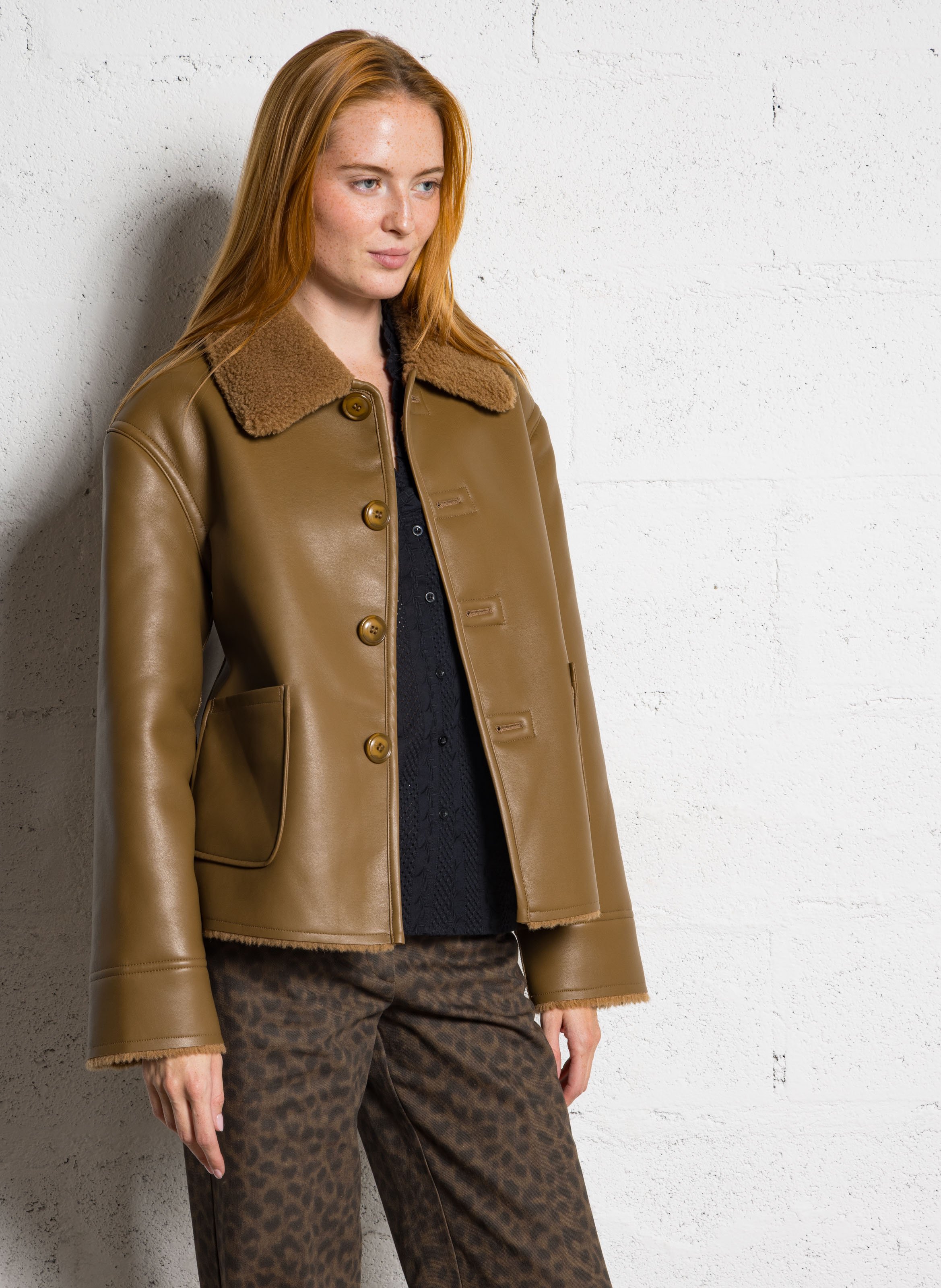 Gerade geschnittene Baumwollbluse mit V-Ausschnitt THE KORNER Schwarz