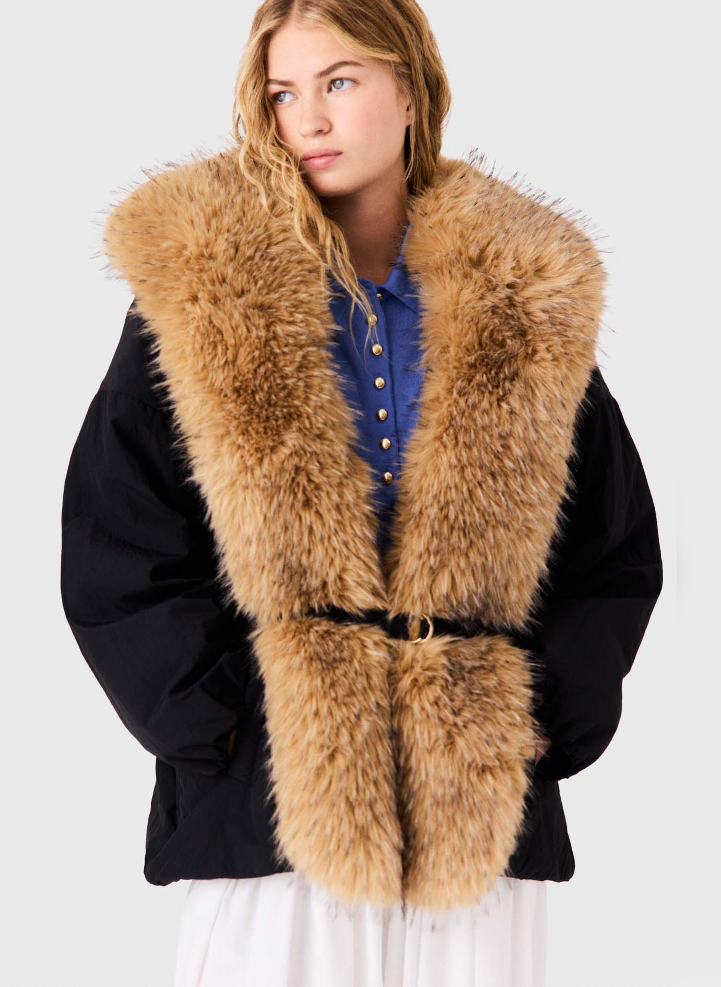 Manteau ceinturé à détail fausse fourrure MAJE Noir