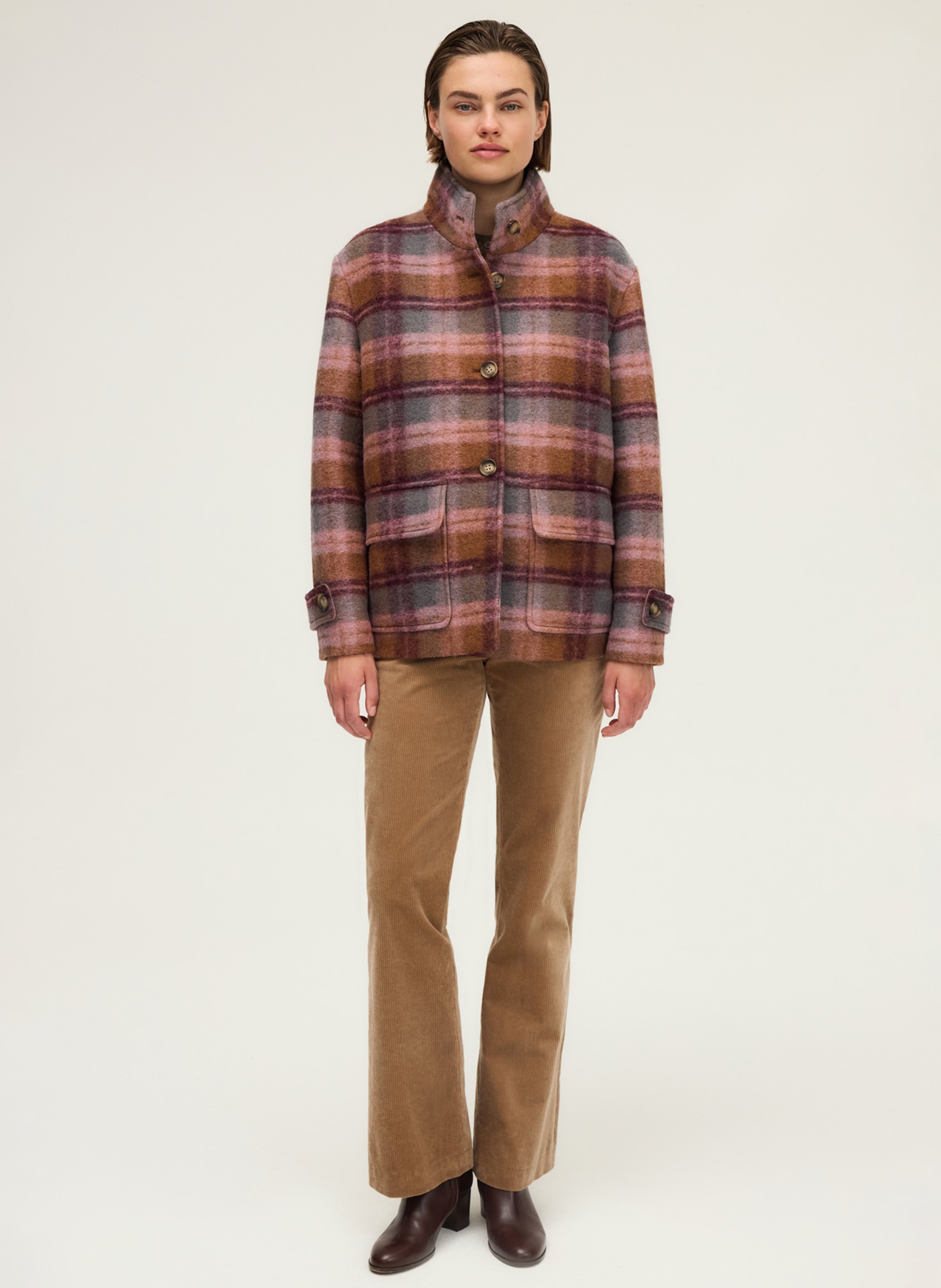 Wijde mantel met opstaande kraag en ruitjesprint Roze