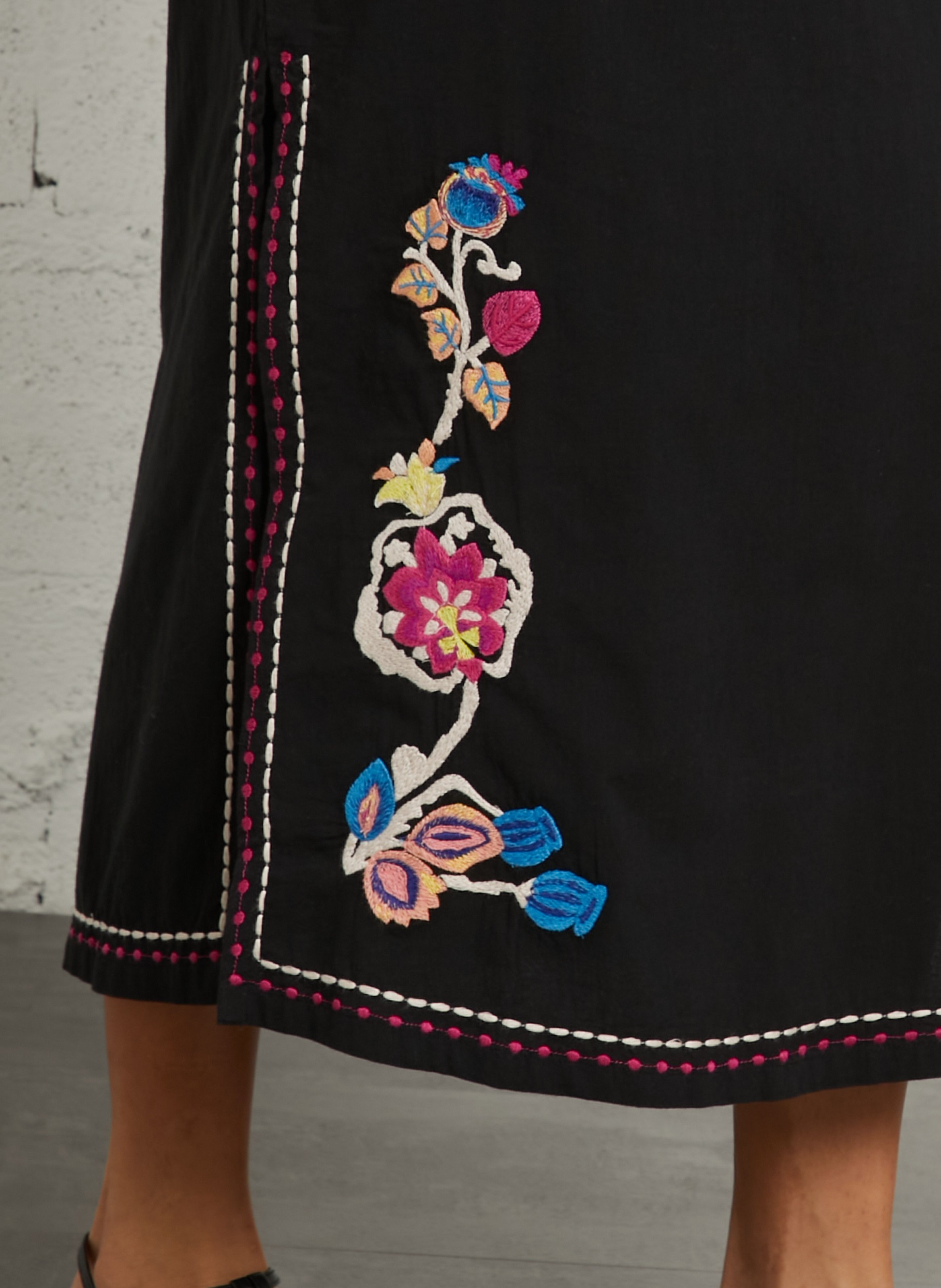 Halflange rok van biokatoen met borduursel LOUISE MISHA Zwart