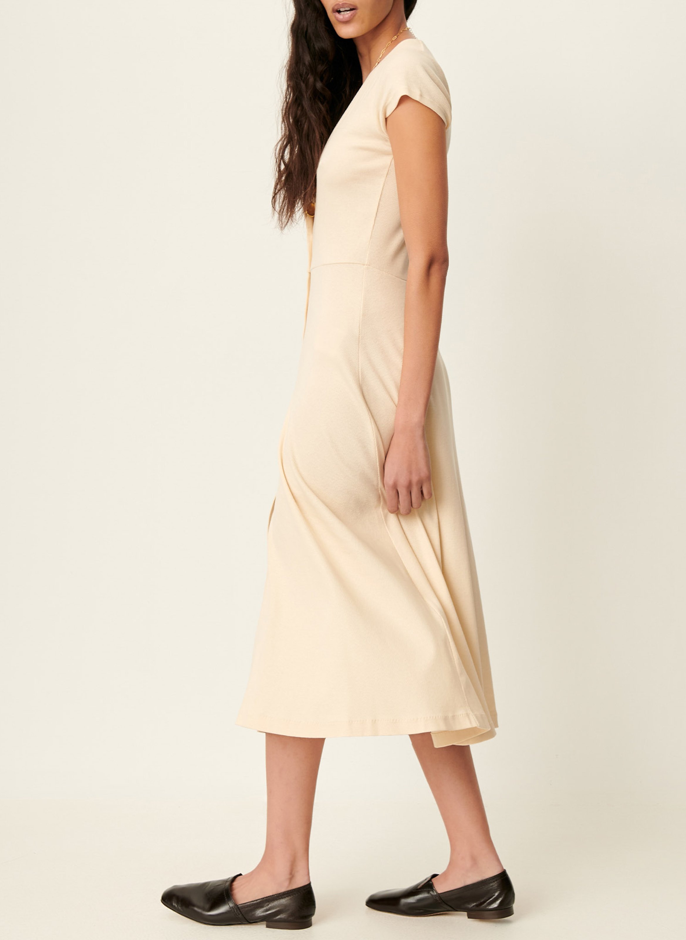 Halflange, rechte jurk van biokatoenmix met V-hals SESSUN Beige
