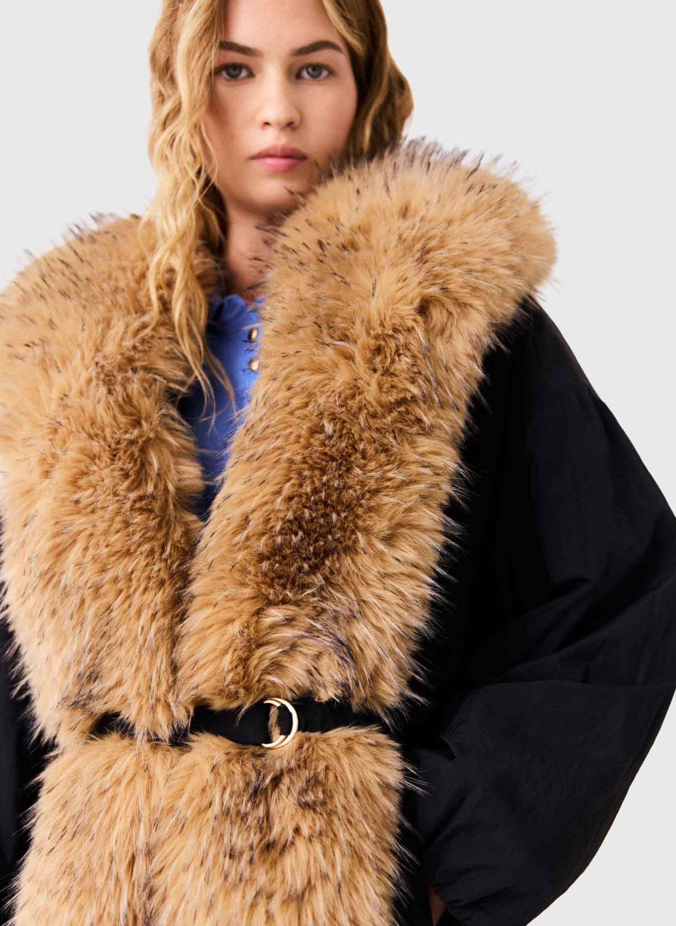 Manteau ceinturé à détail fausse fourrure MAJE Noir
