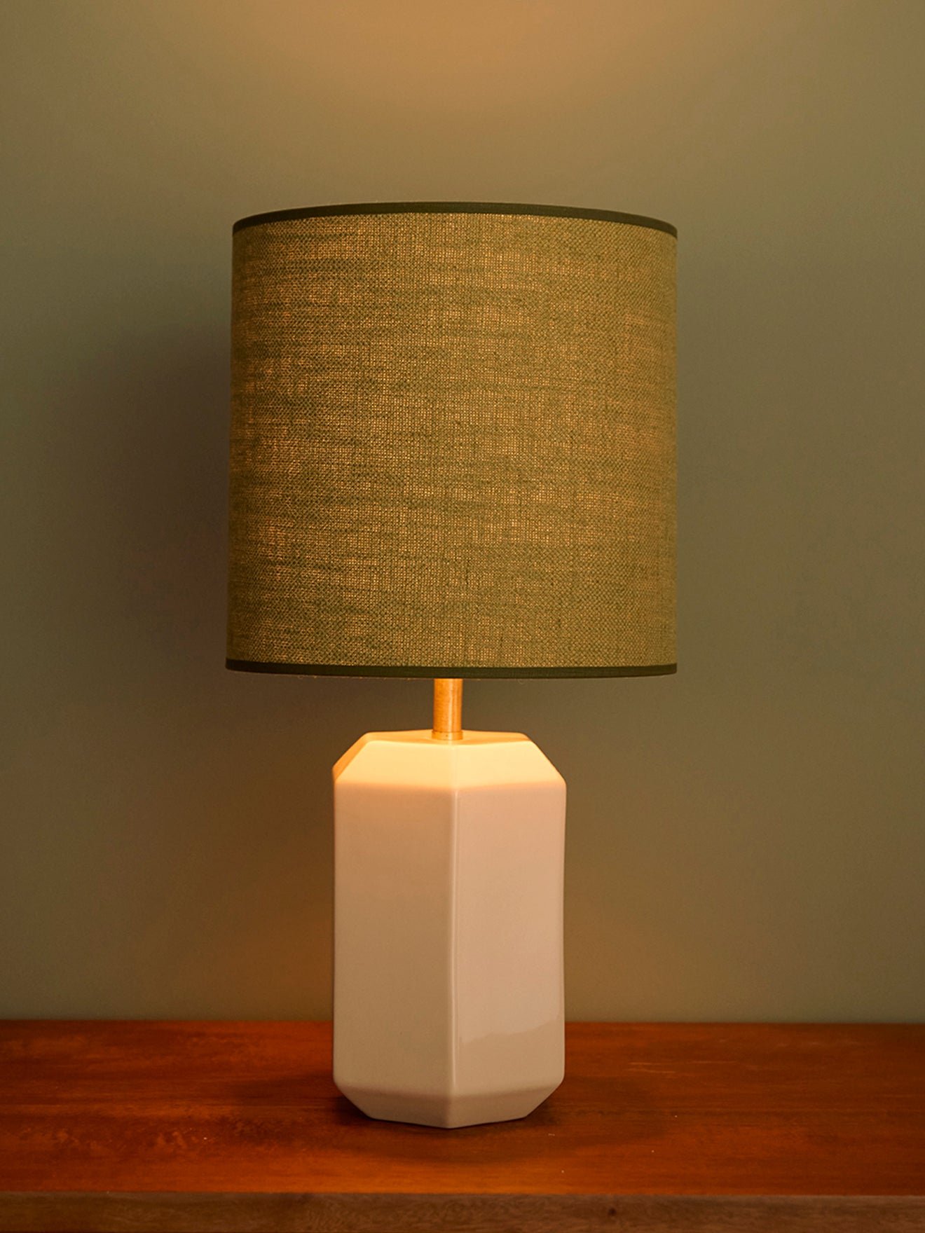 Ceramic table lamp base - small size victory model CYRILLUS White