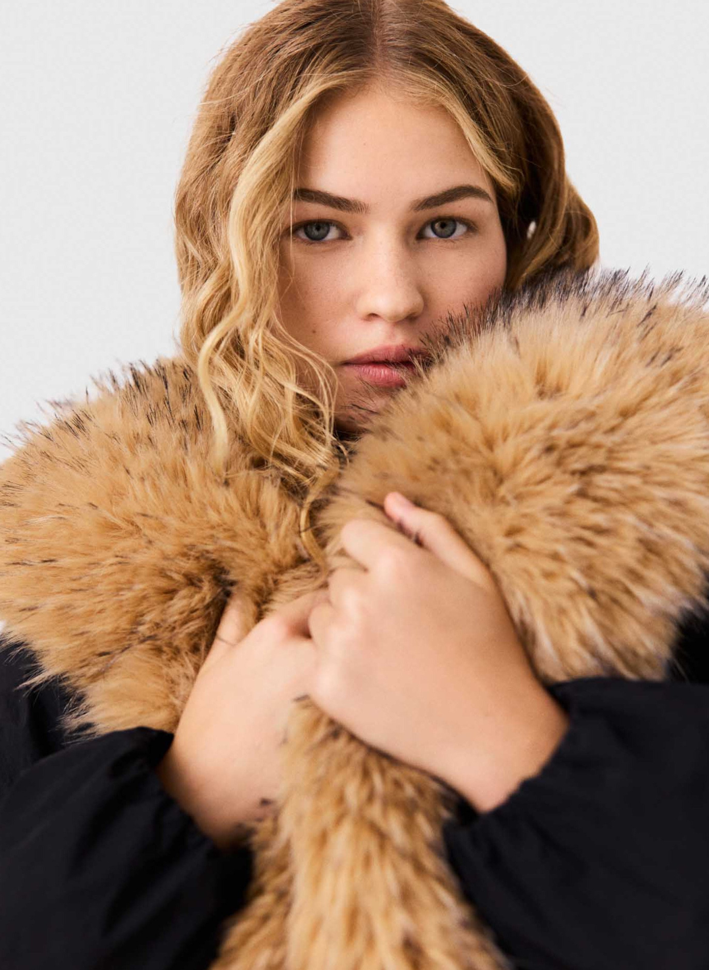 Manteau ceinturé à détail fausse fourrure MAJE Noir