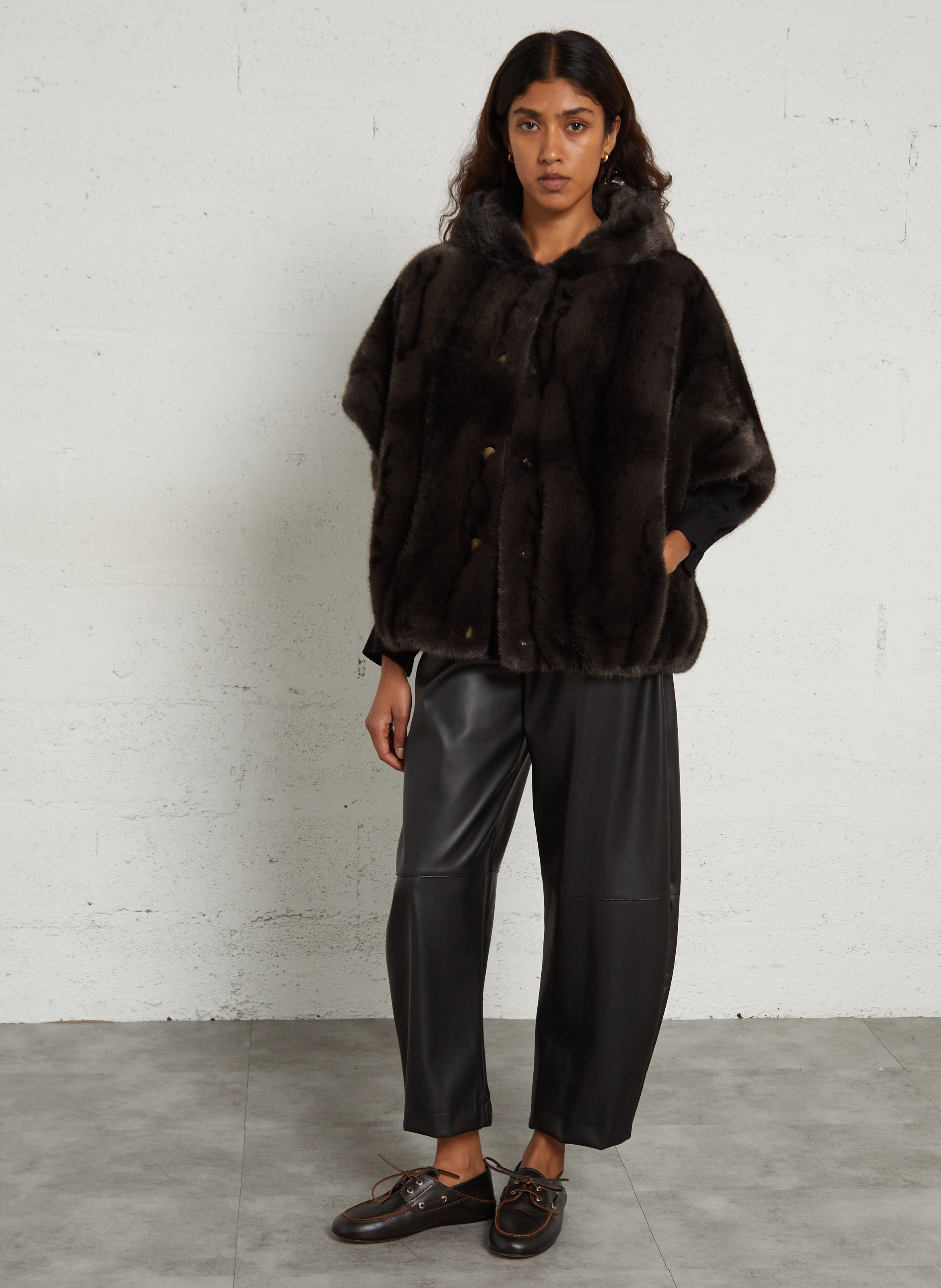 Bluse mit Volant am V-Ausschnitt PLEASE Schwarz