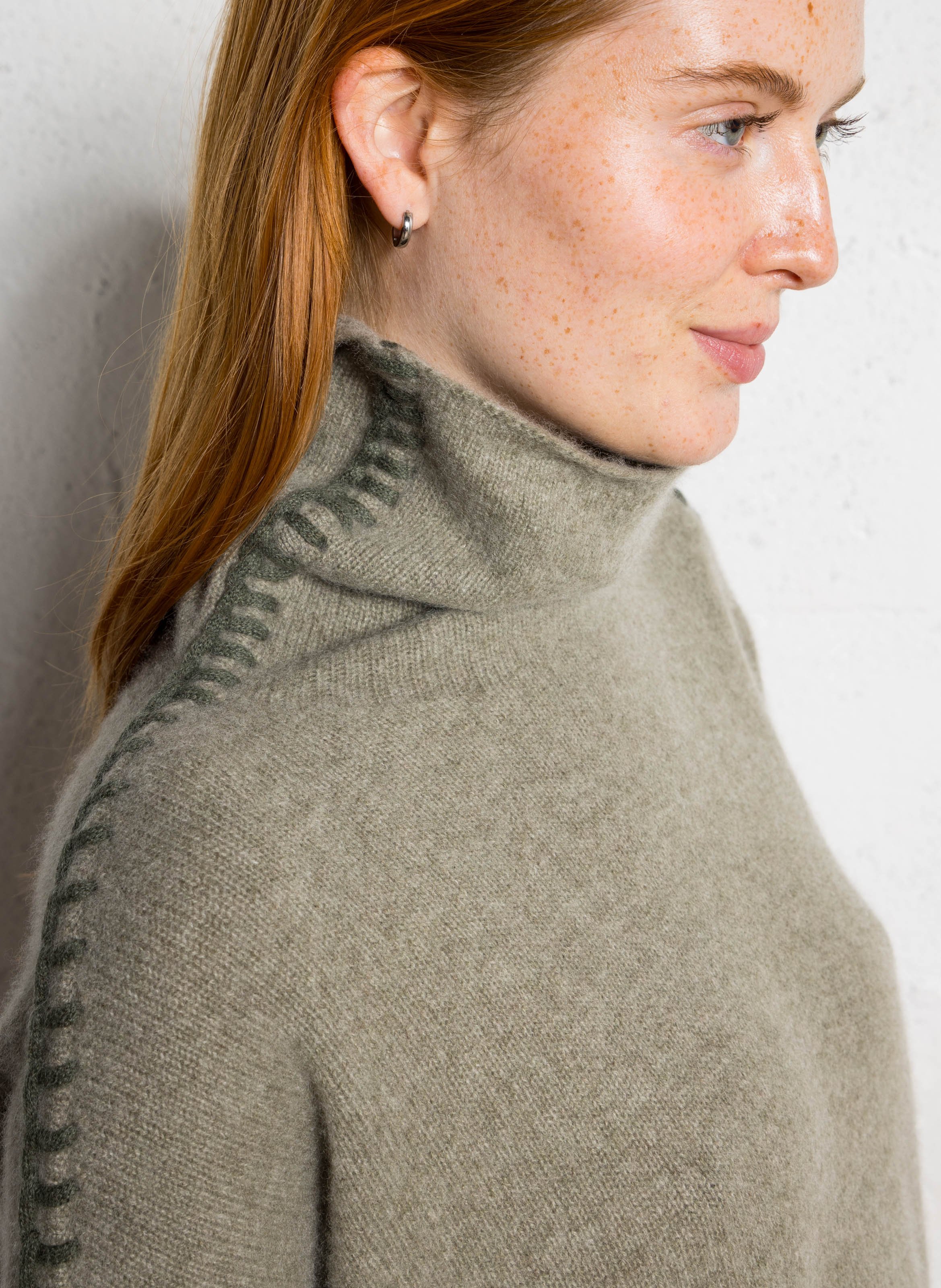 Wijde coltrui van kasjmier KUJTEN Kaki