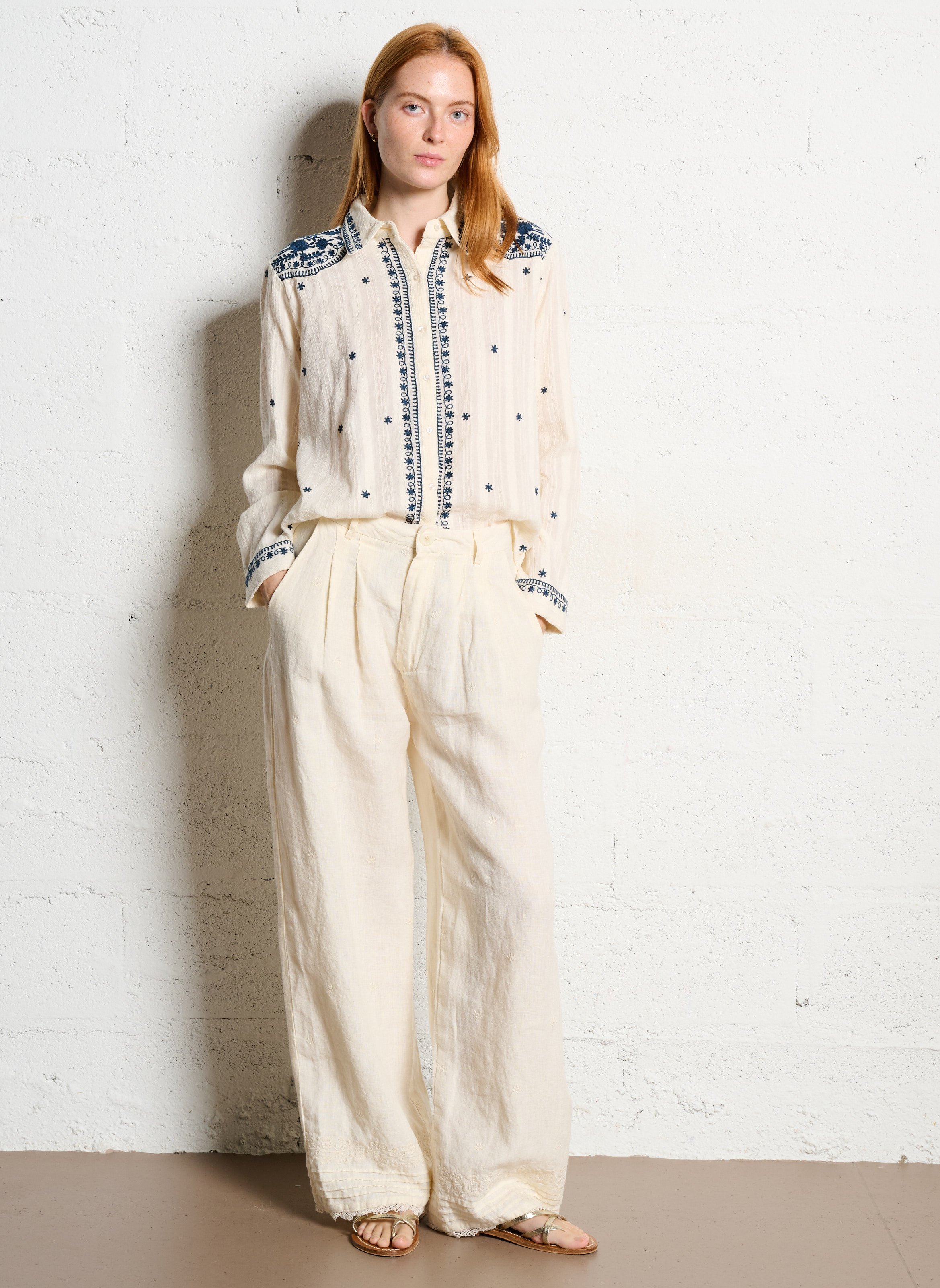 Weit geschnittene Hose mit Bügelfaltenstickerei MAISON HOTEL Beige