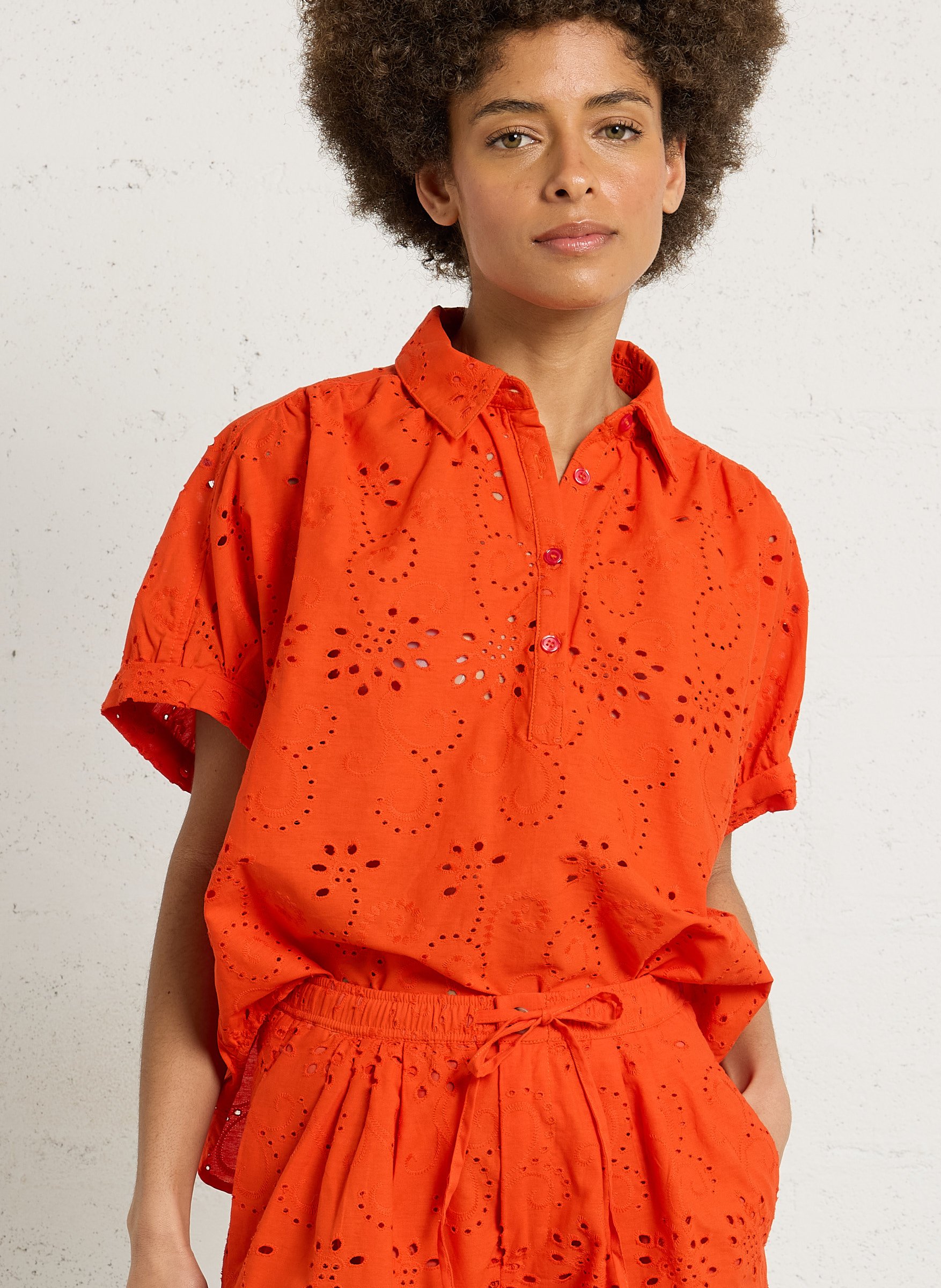 Top ample col classique en coton THE KORNER Rouge