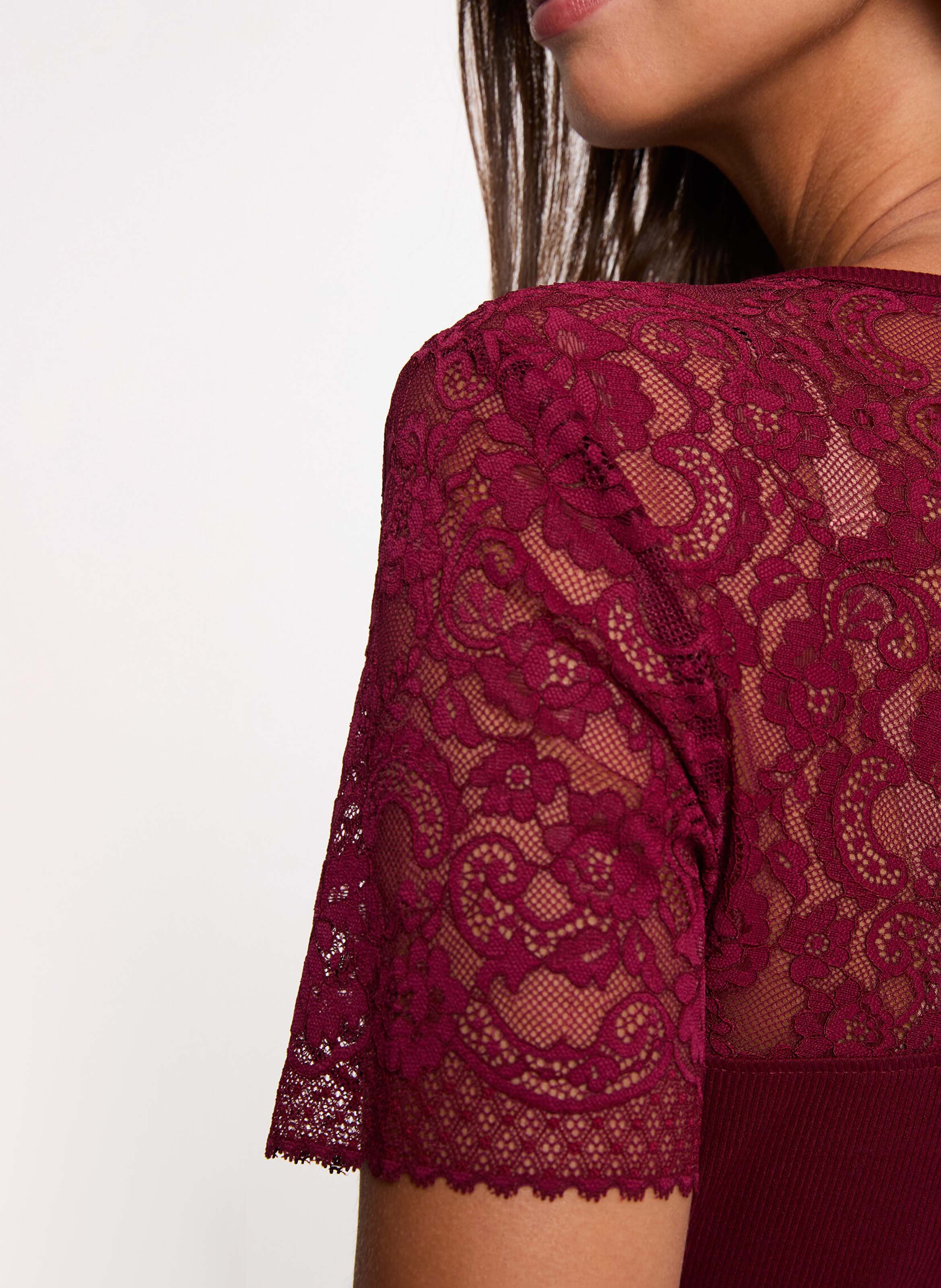 Top ajusté manches courtes en dentelle MORGAN Rouge