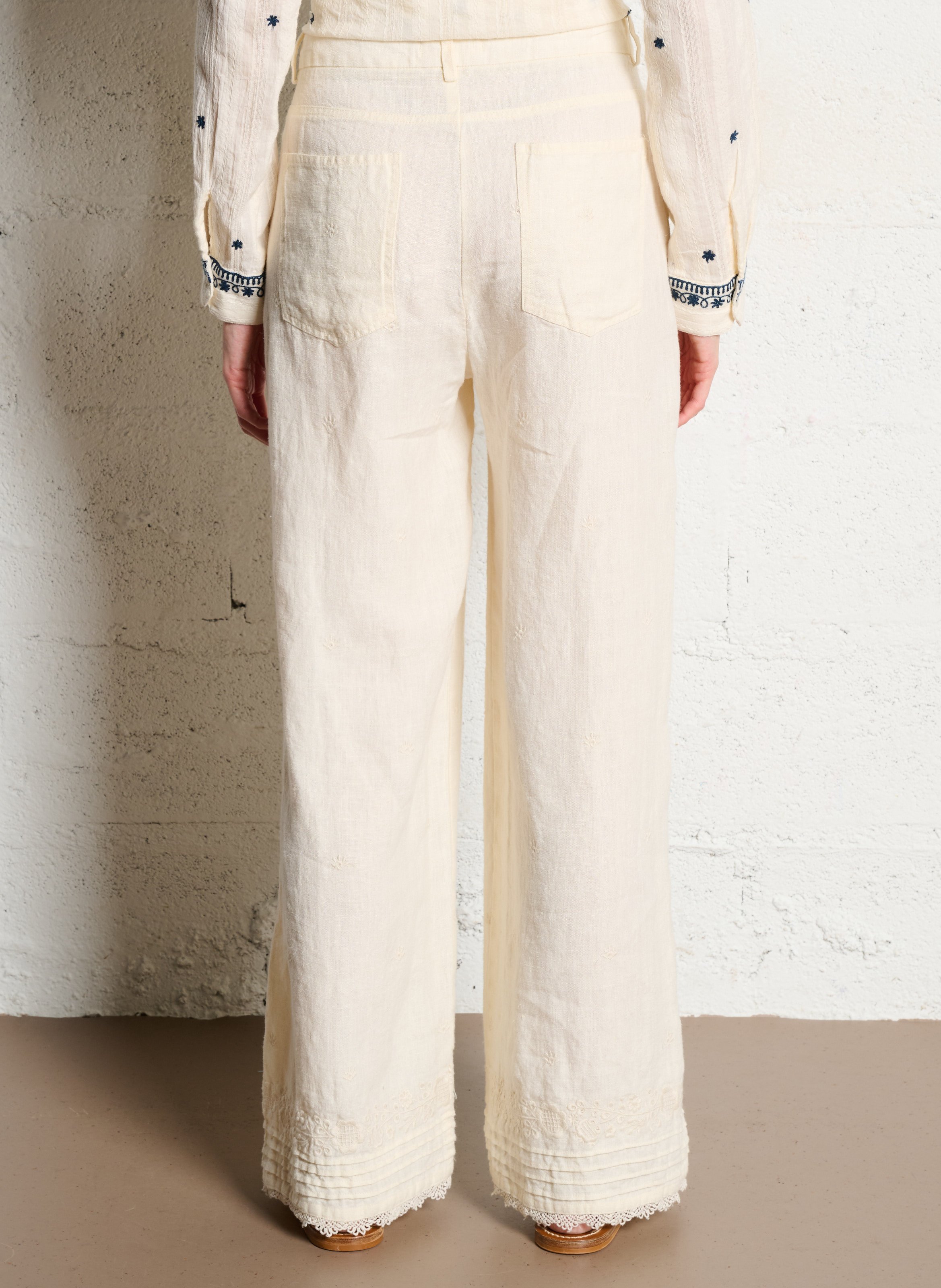 Weit geschnittene Hose mit Bügelfaltenstickerei MAISON HOTEL Beige