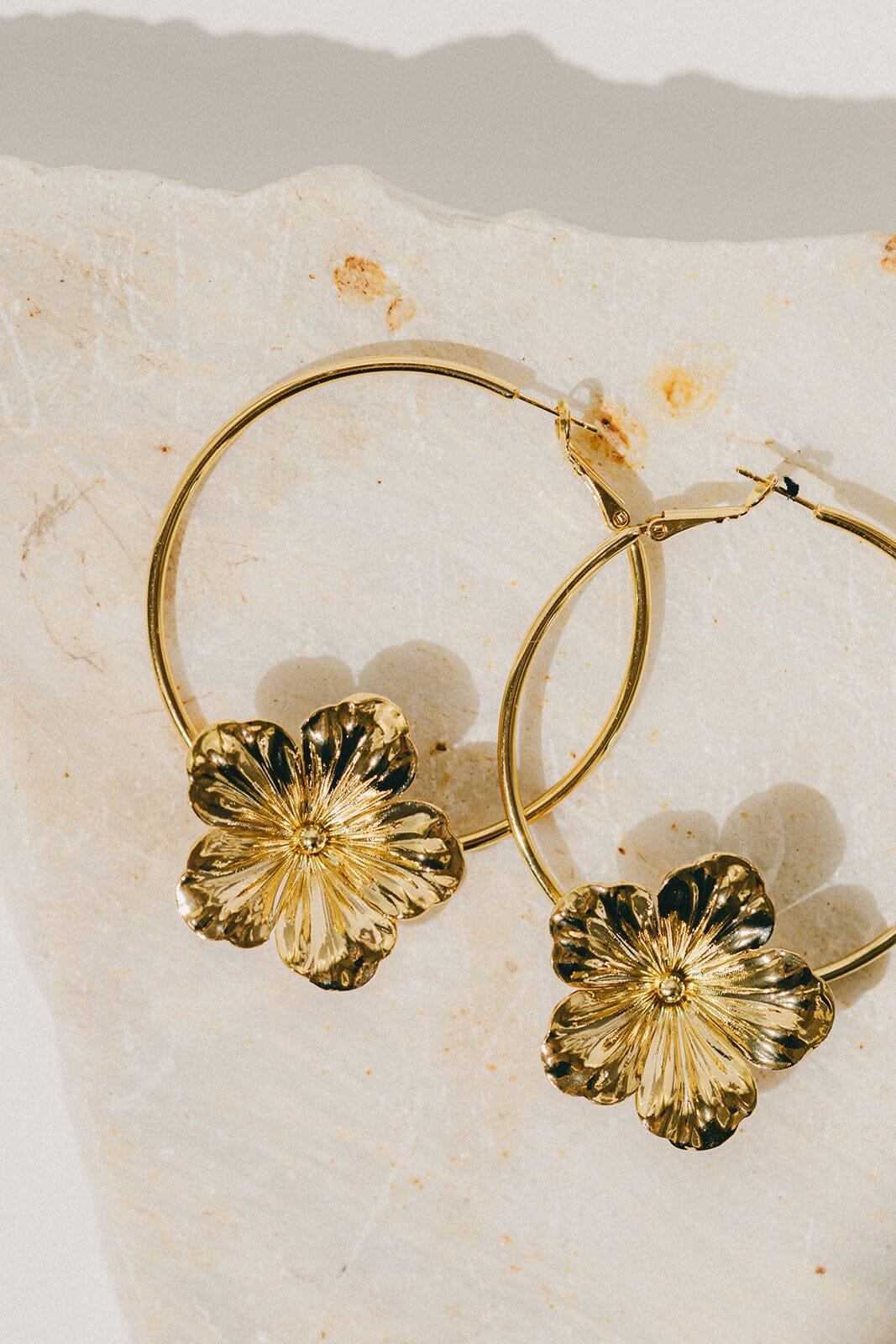 Flower-shaped gold-plated hoop earrings MONSIEUR SIMONE Golden