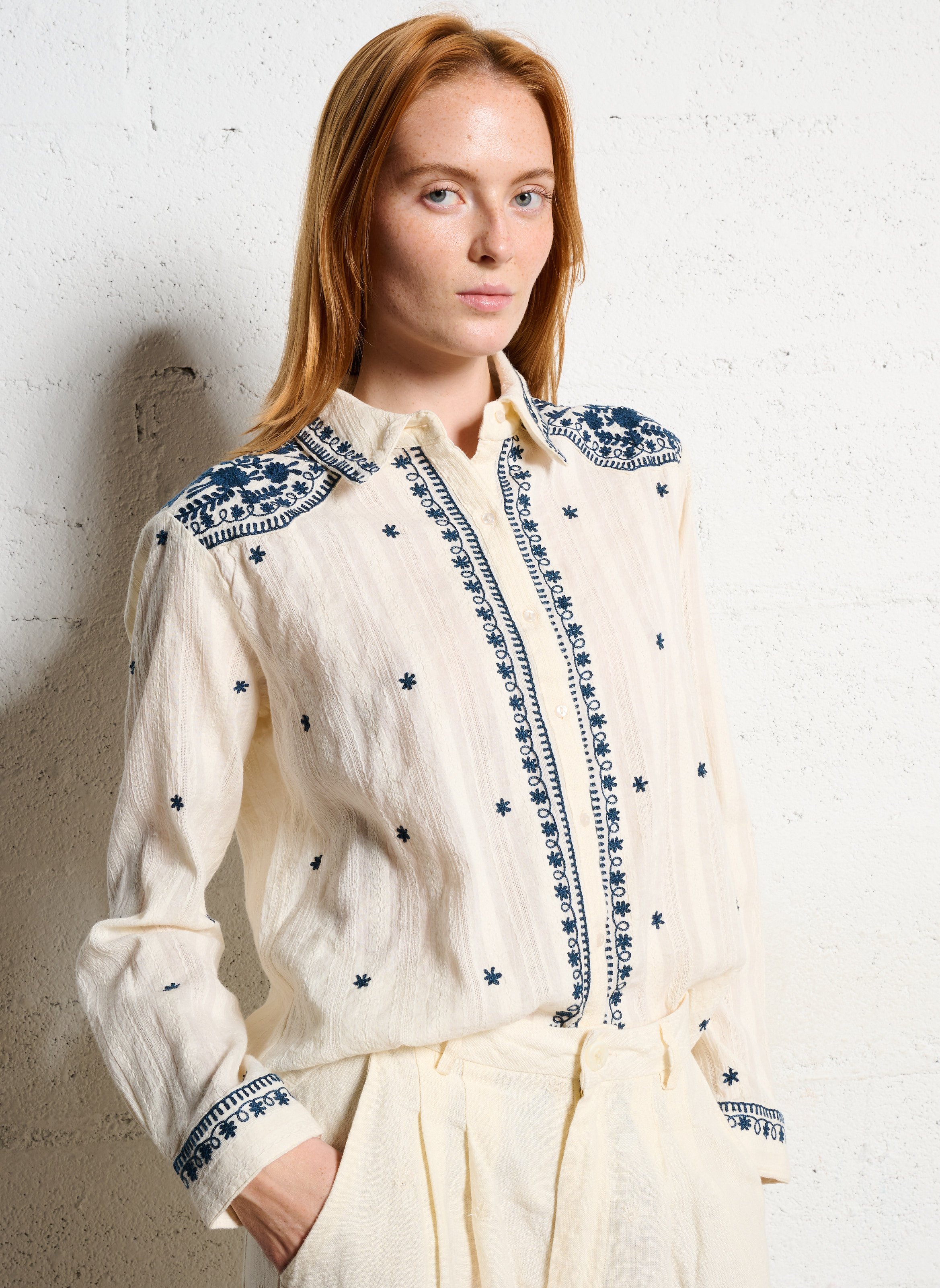 Gerades Baumwollhemd mit Stickerei MAISON HOTEL Blau