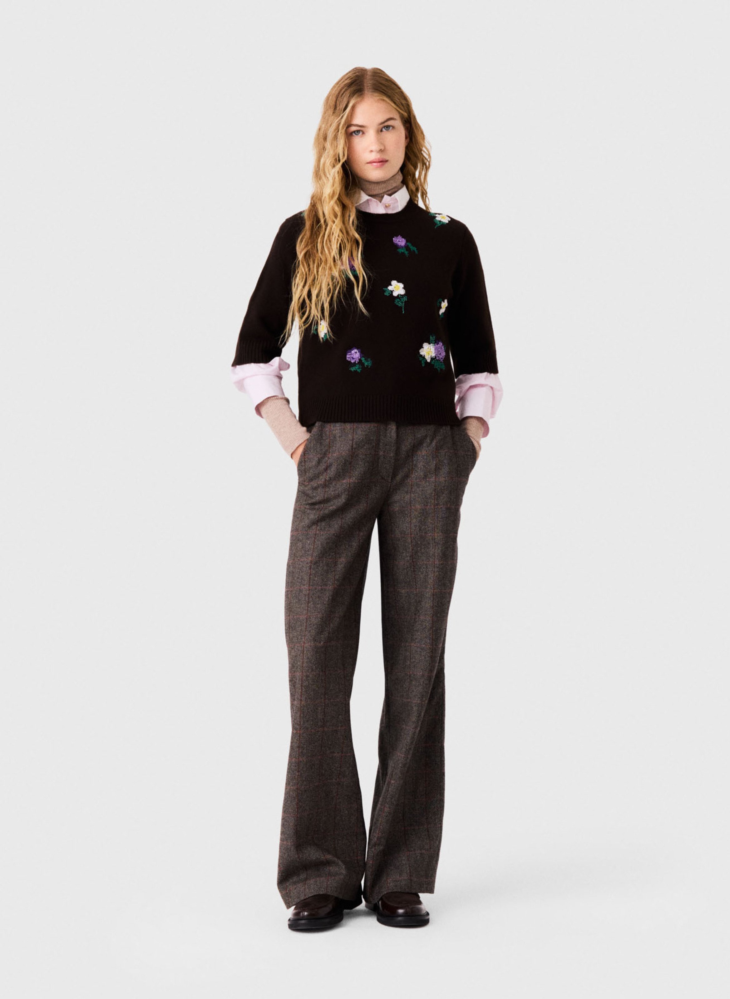 Pull droit col rond brodé en laine mélangée MAJE Marron