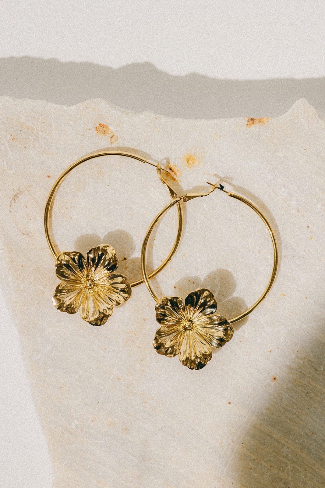 Flower-shaped gold-plated hoop earrings MONSIEUR SIMONE Golden