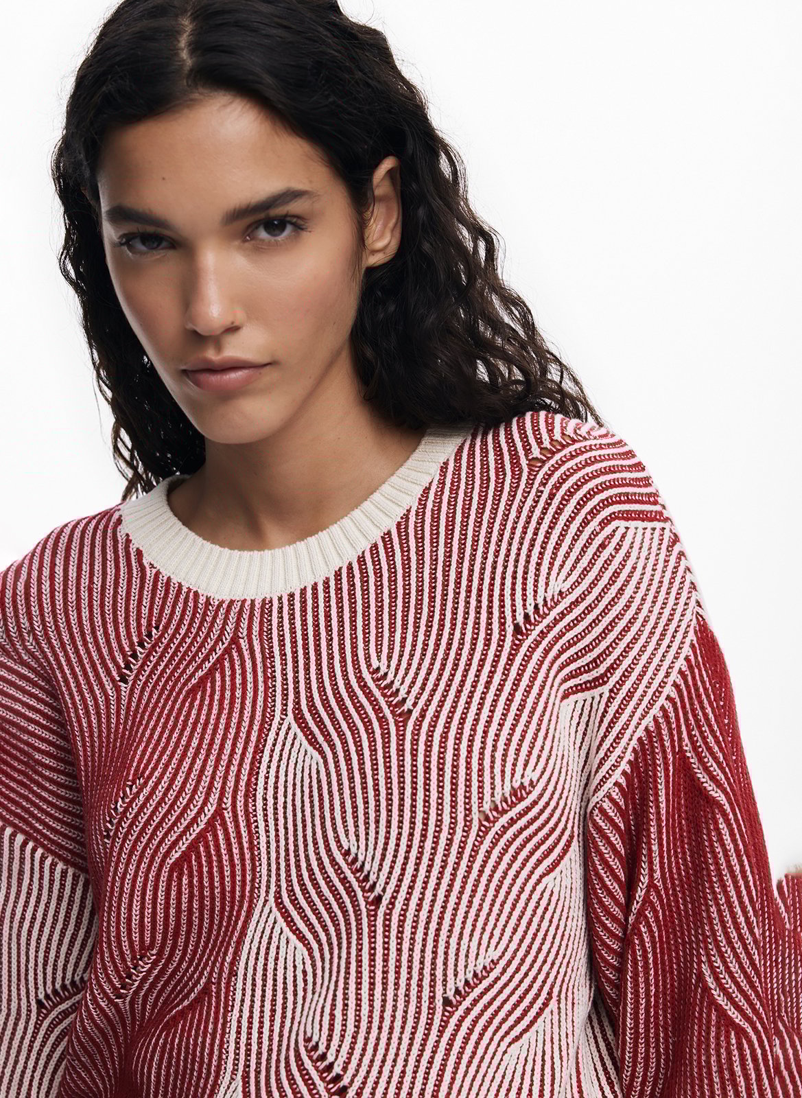 Jersey de cuello redondo con estampado en relieve bicolor. DESIGUAL Rojo