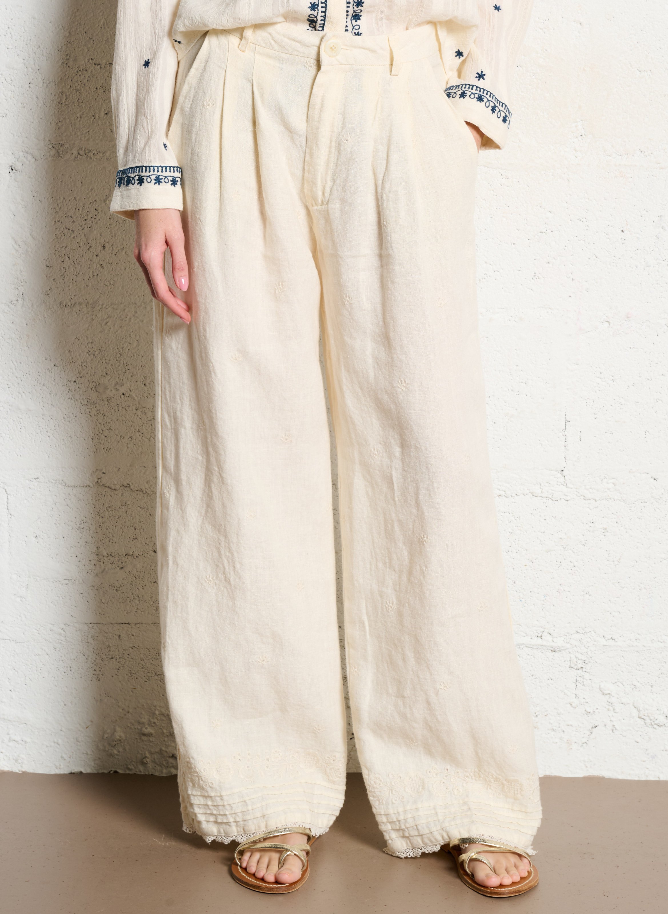 Weit geschnittene Hose mit Bügelfaltenstickerei MAISON HOTEL Beige