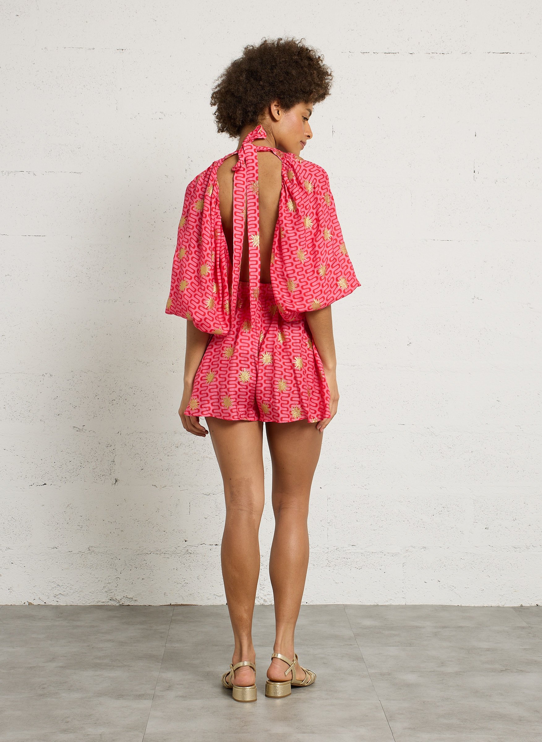 Mono corto estampado con cuello de pico SUNDRESS Multicolor