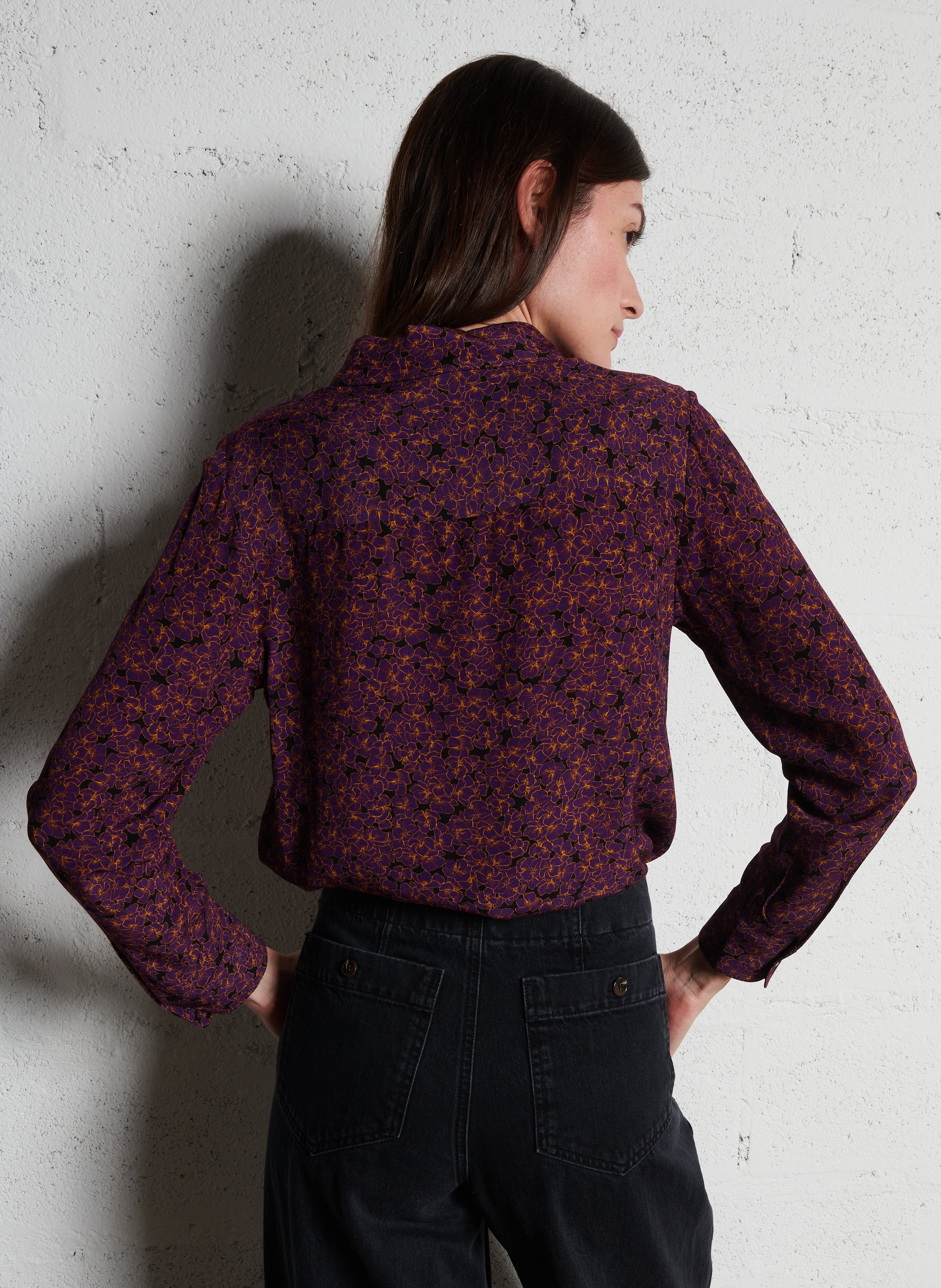 Camisa con cuello clásico y estampado de flores ATTIC AND BARN Morado