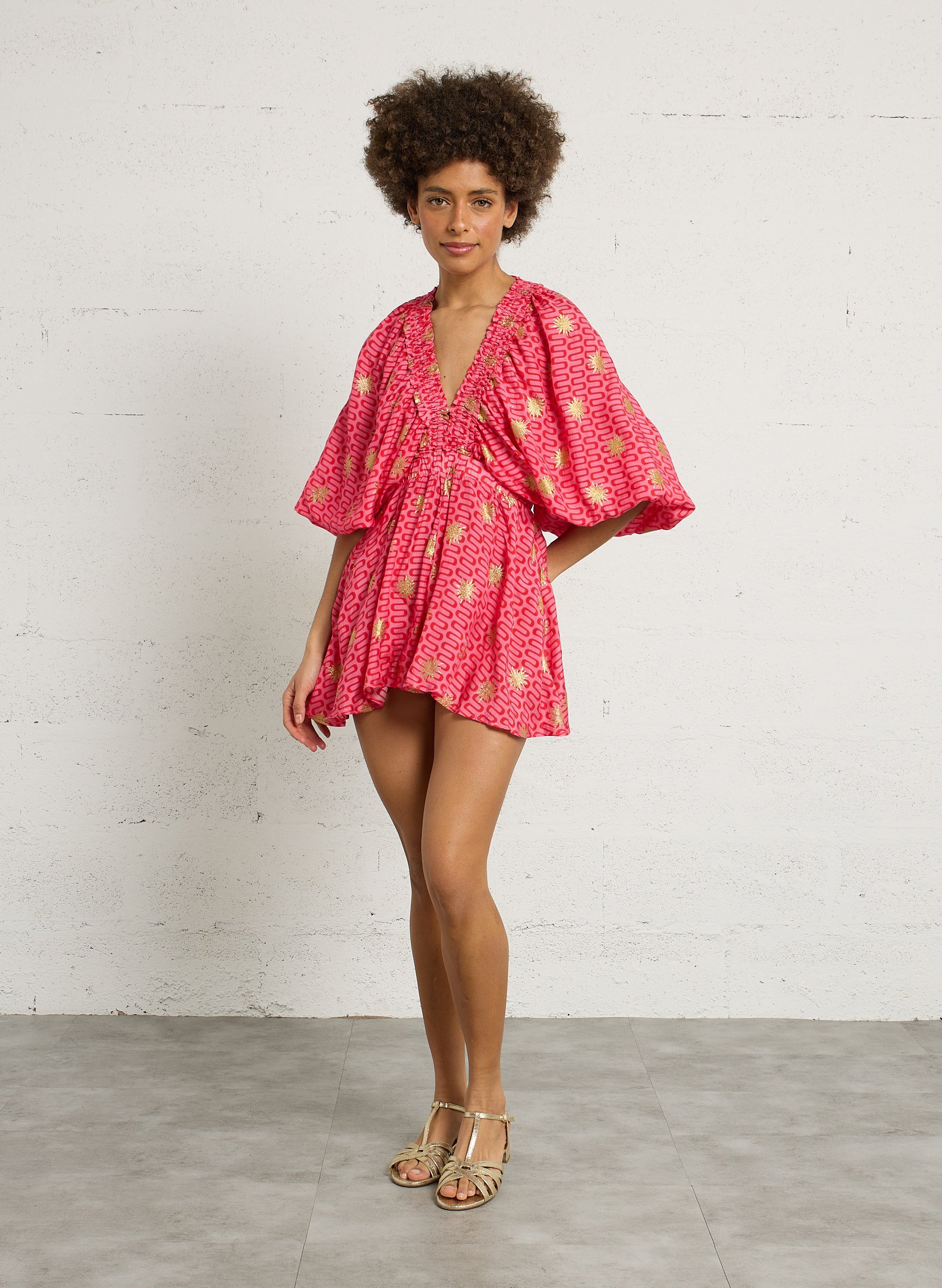 Mono corto estampado con cuello de pico SUNDRESS Multicolor