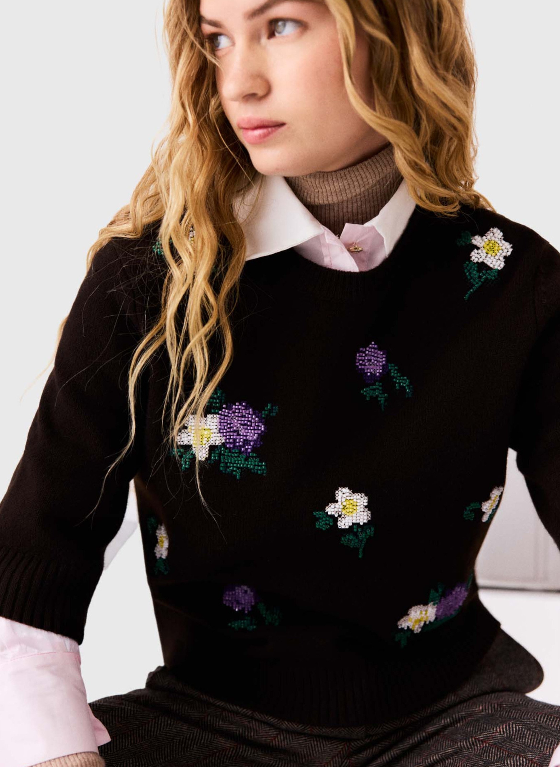 Pull droit col rond brodé en laine mélangée MAJE Marron