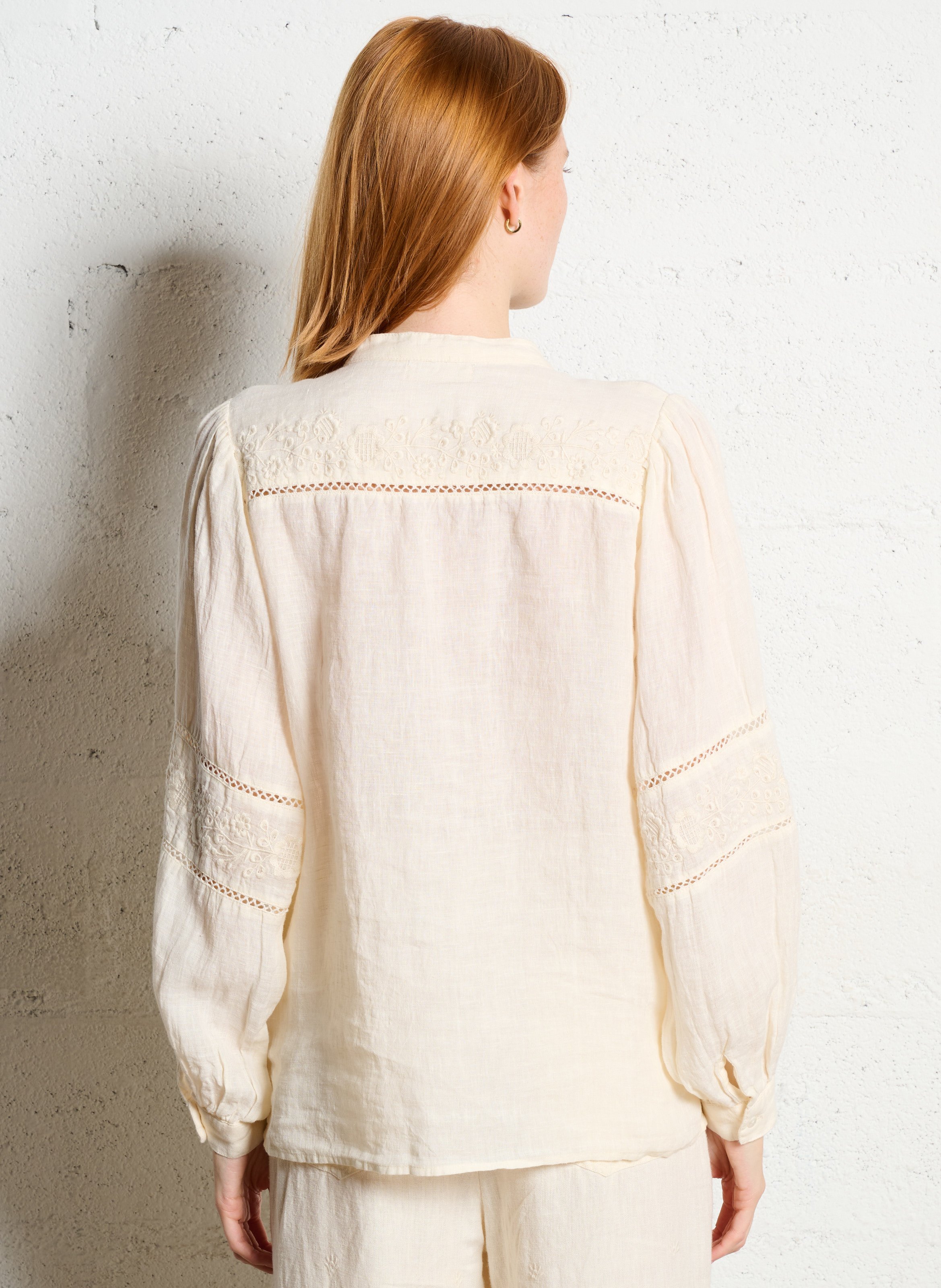 Rechte blouse met ronde hals en borduursel MAISON HOTEL Beige